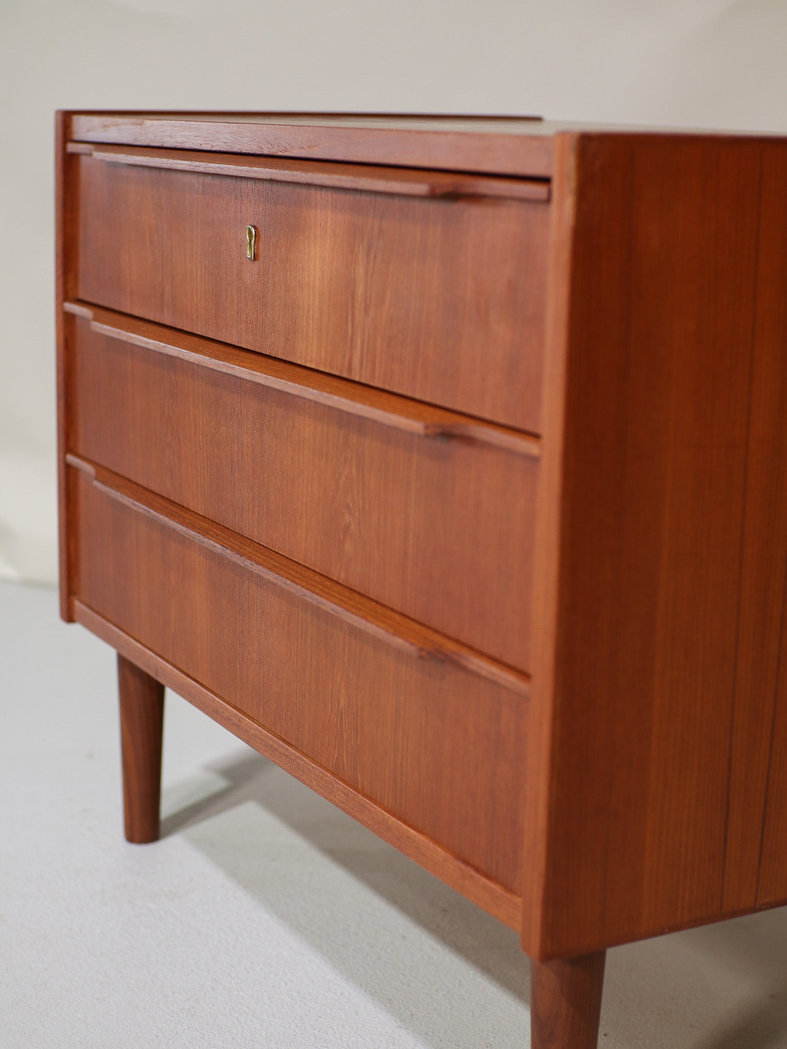 Small_chest_of_drawers_teak_wood_vintage_Danish