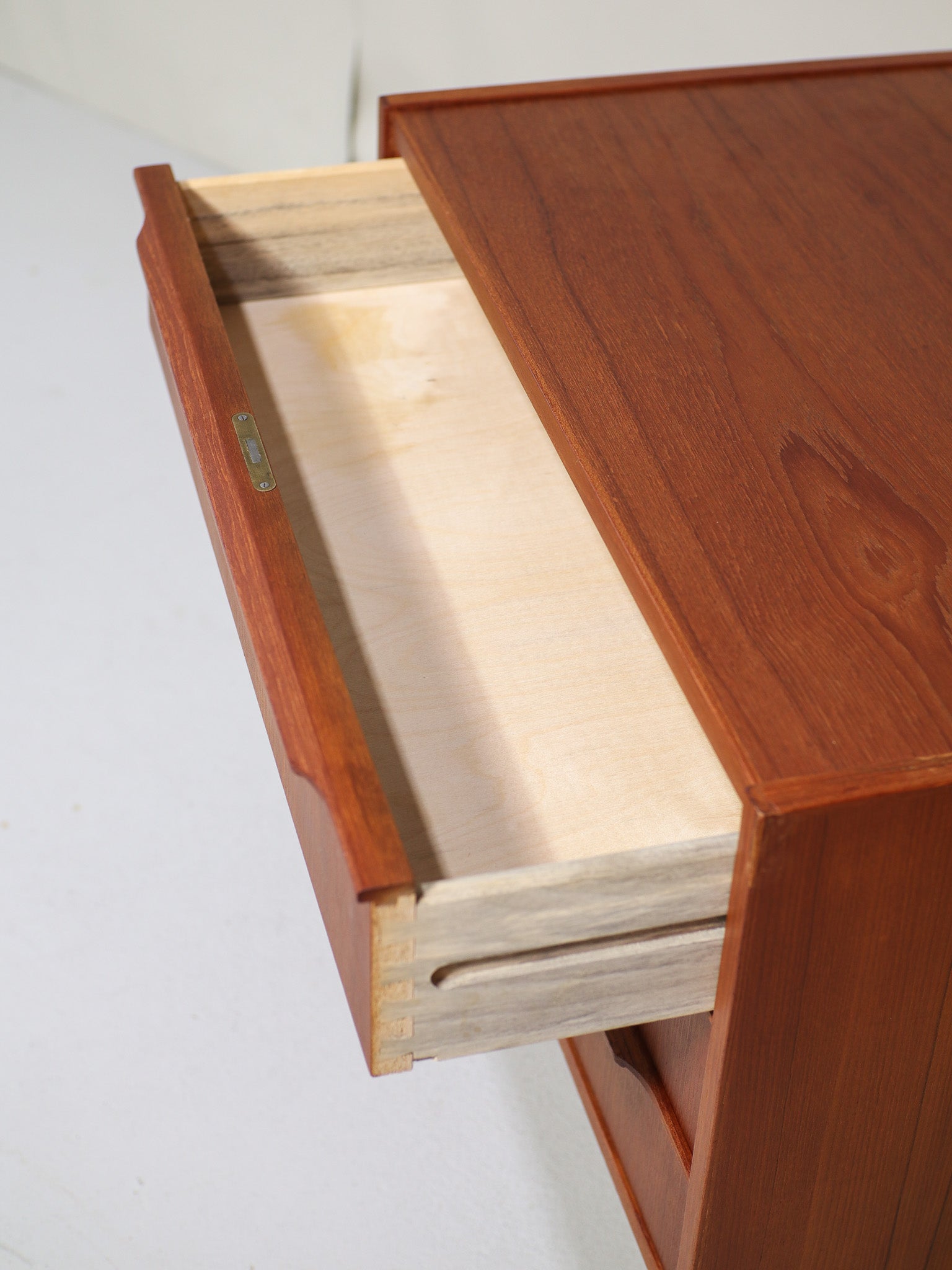 Small_chest_of_drawers_teak_wood_vintage_Danish