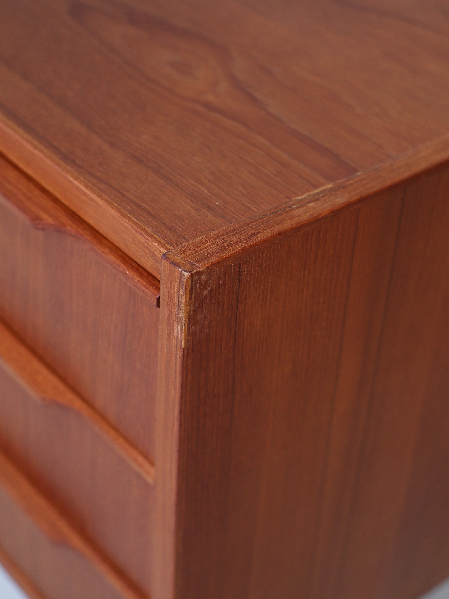 Small_chest_of_drawers_teak_wood_vintage_Danish