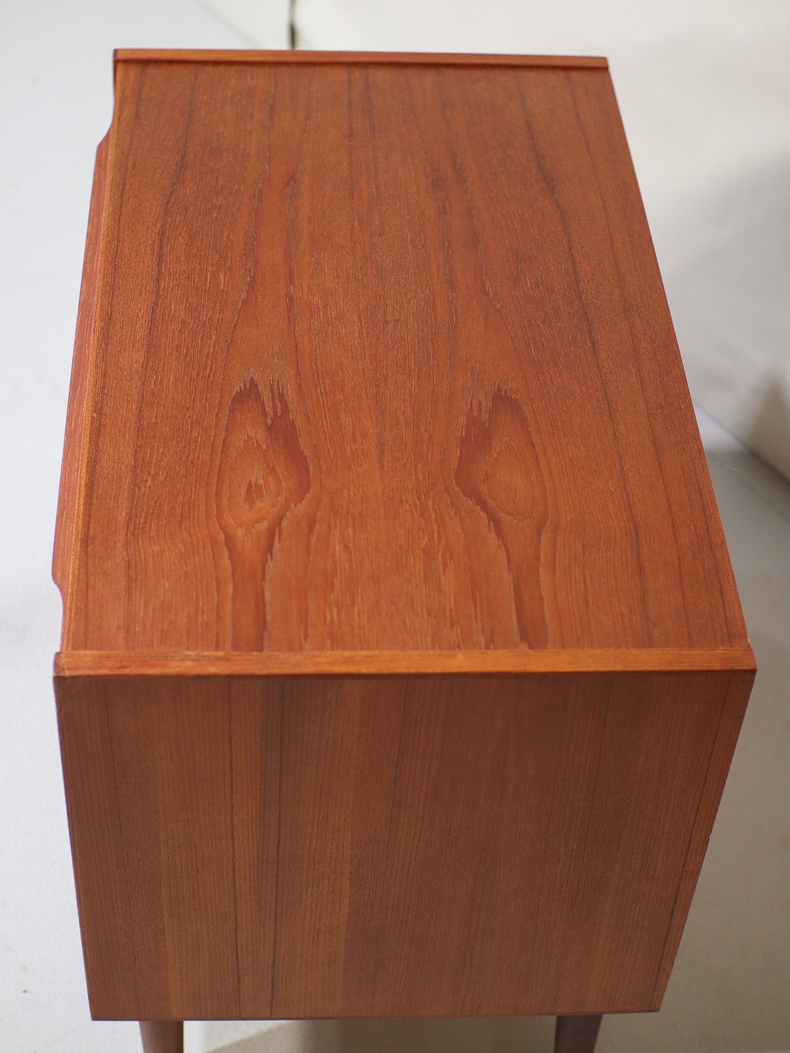 Small_chest_of_drawers_teak_wood_vintage_Danish