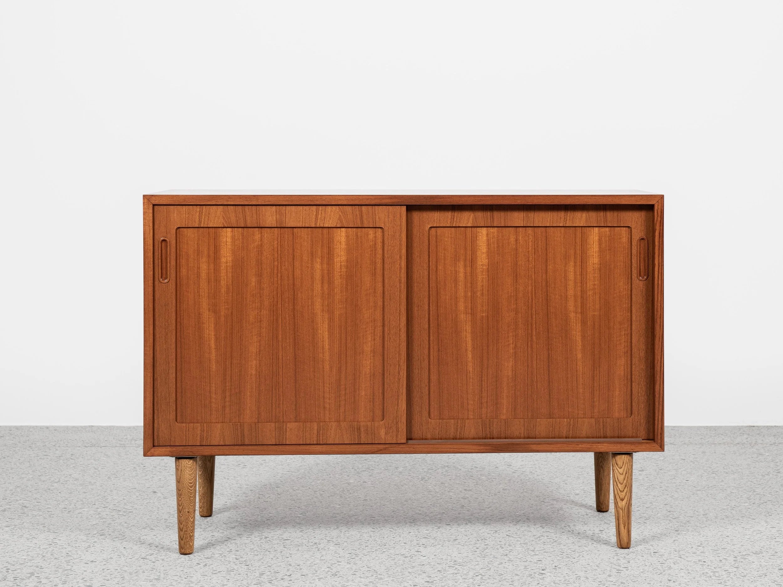 Small_Danish_sideboard_in_teak_by_Hundevad_1960s