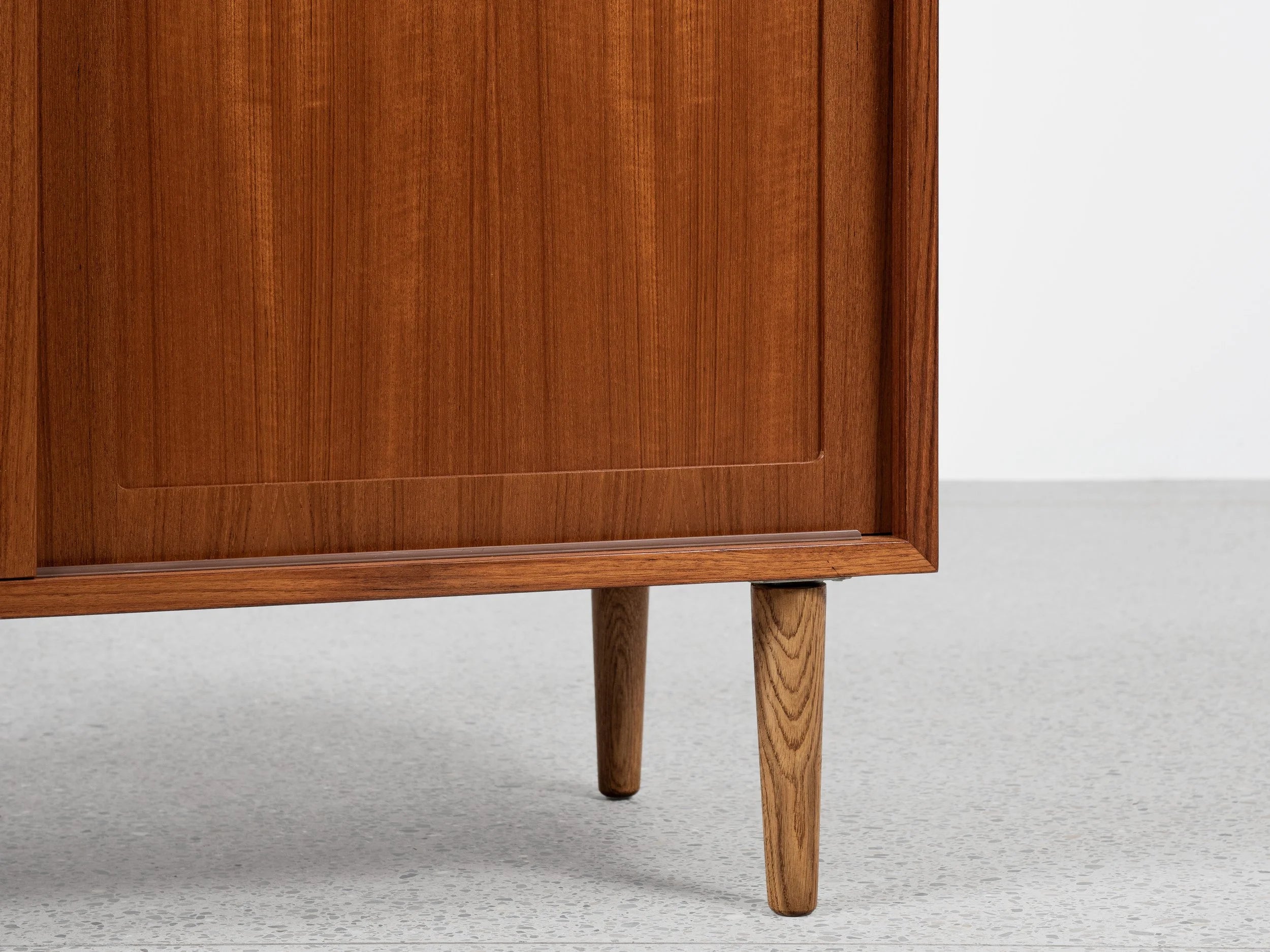 Small_Danish_sideboard_in_teak_by_Hundevad_1960s