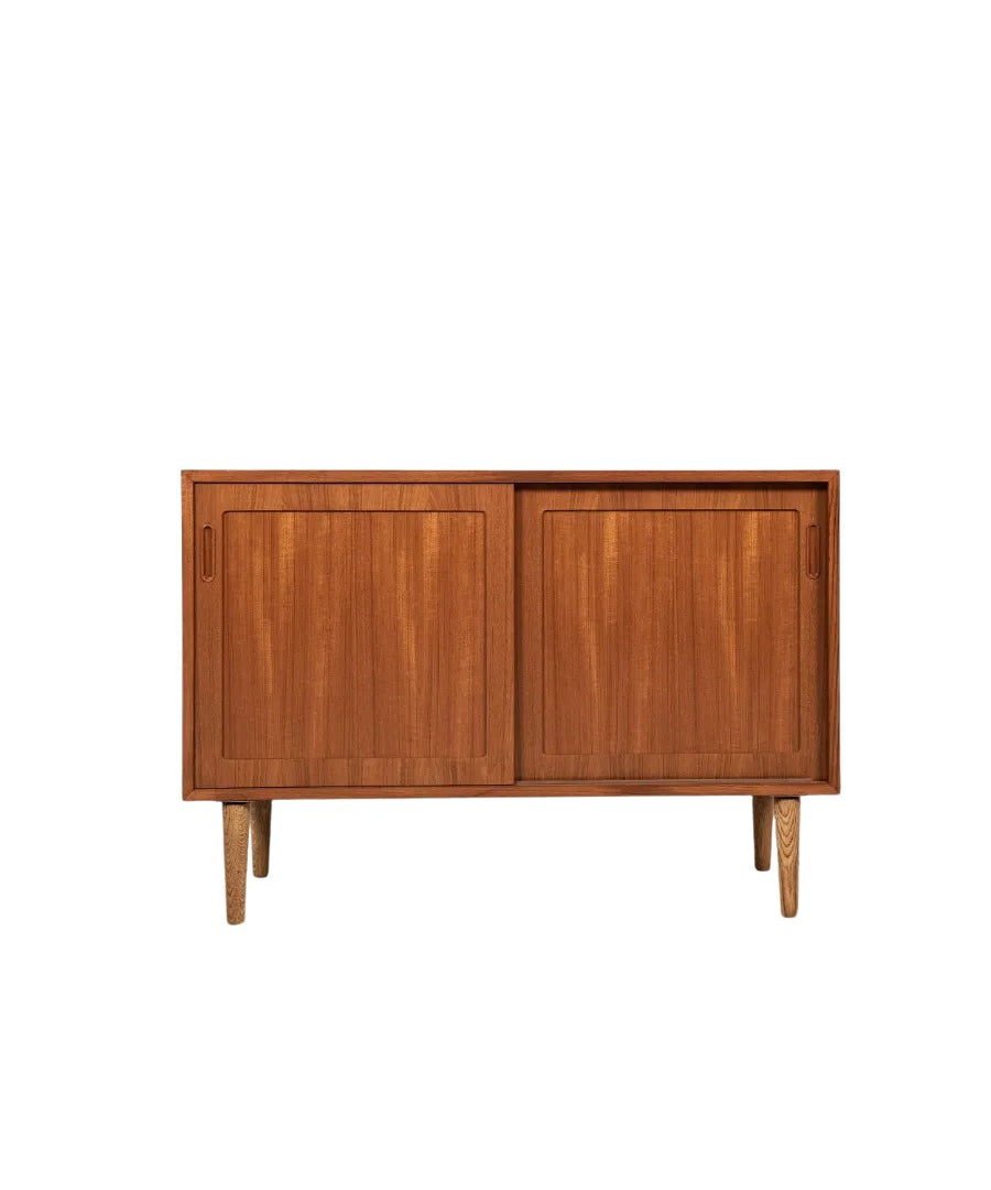 Small_Danish_sideboard_in_teak_by_Hundevad_1960s
