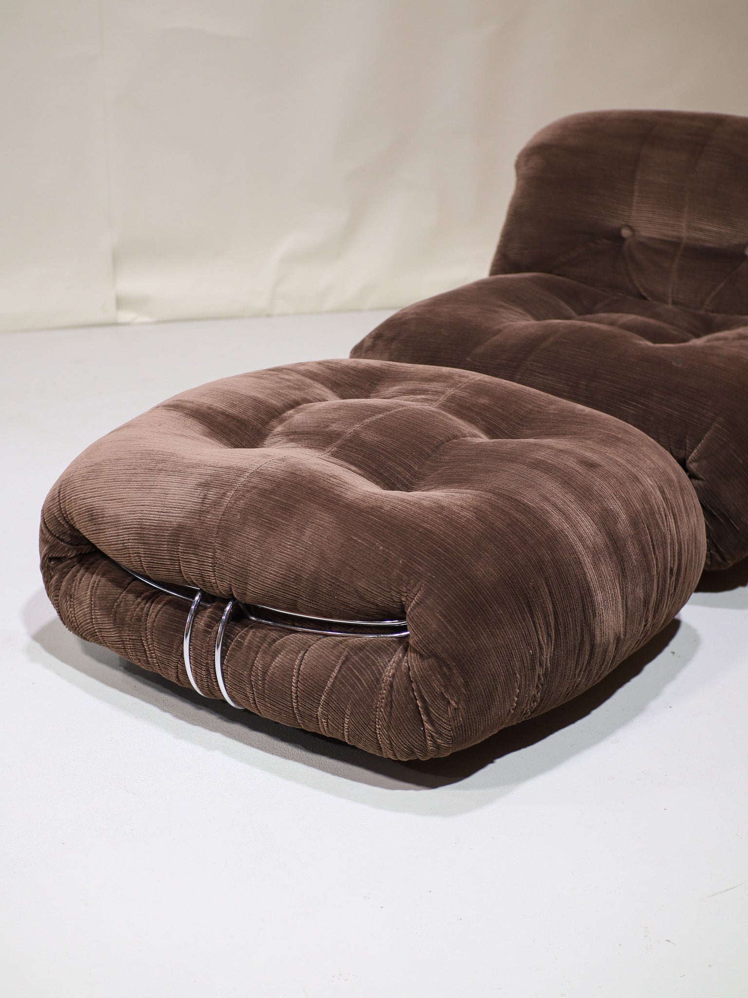 Set_of_Soriana_armchair_and_ottoman_Cassina_brown_chrome_Italy_1970s