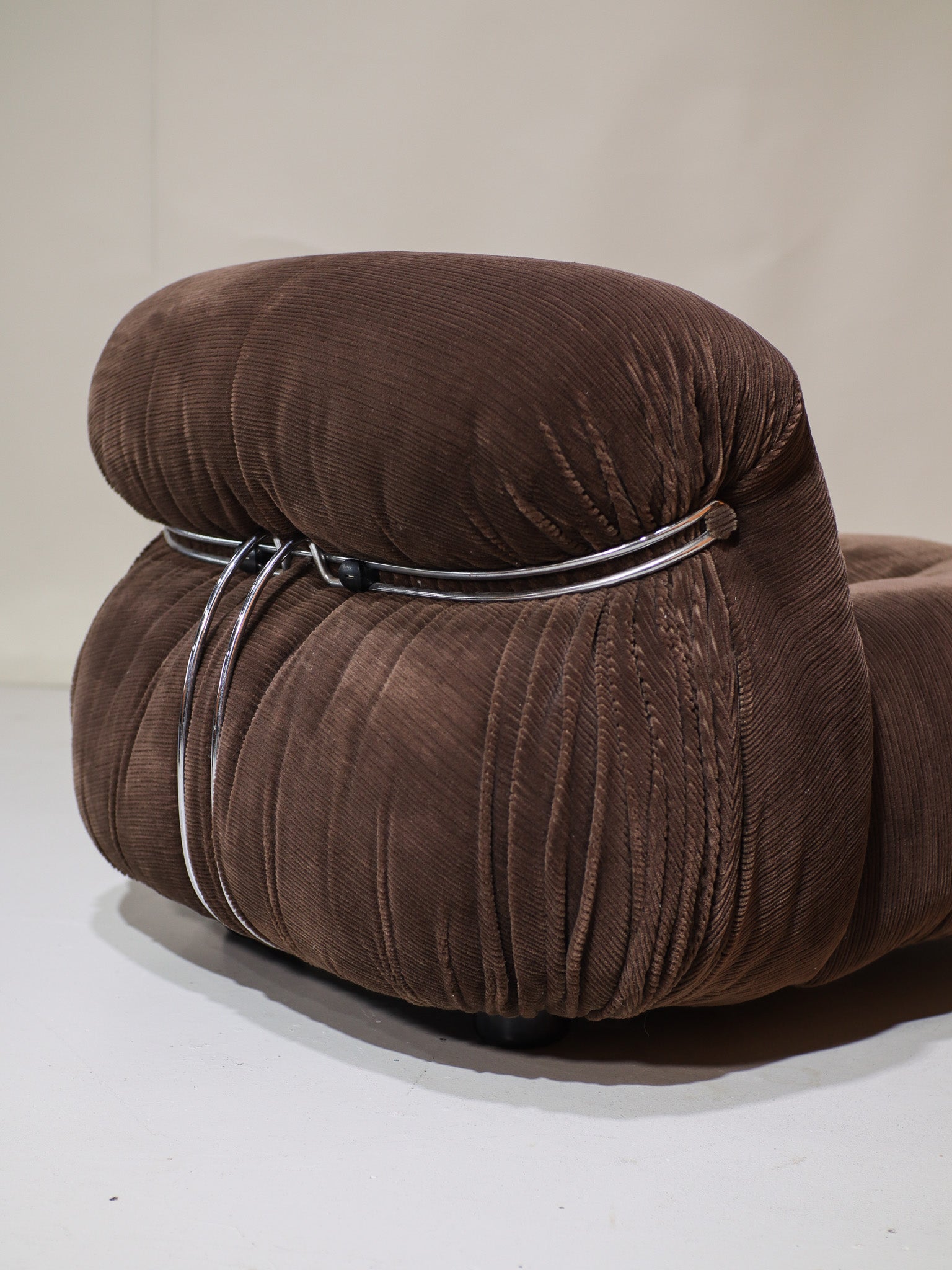 Set_of_Soriana_armchair_and_ottoman_Cassina_brown_chrome_Italy_1970s