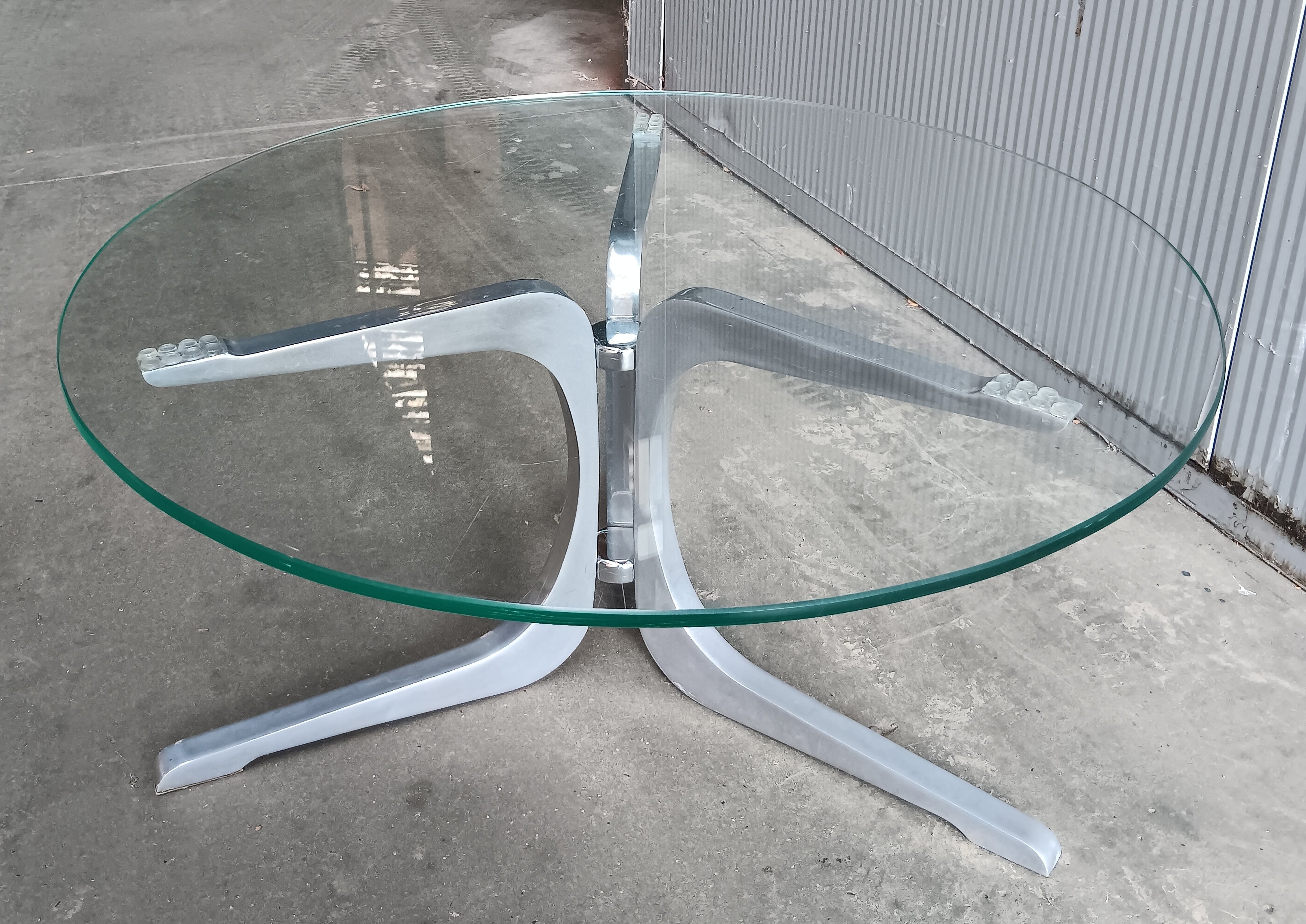 Space-Age_coffee_table_aluminium_by_Artifort