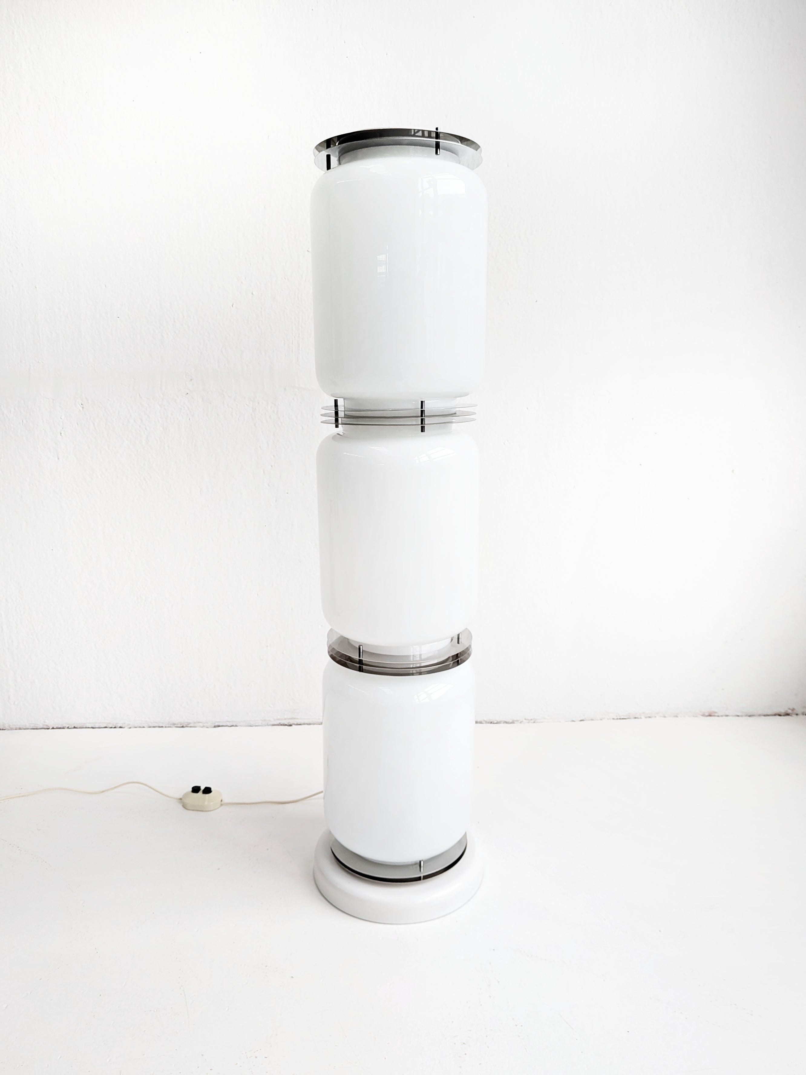 Space_Age_Floor_Lamp_by_Enrico_Tronconi,_1970s,_Italy