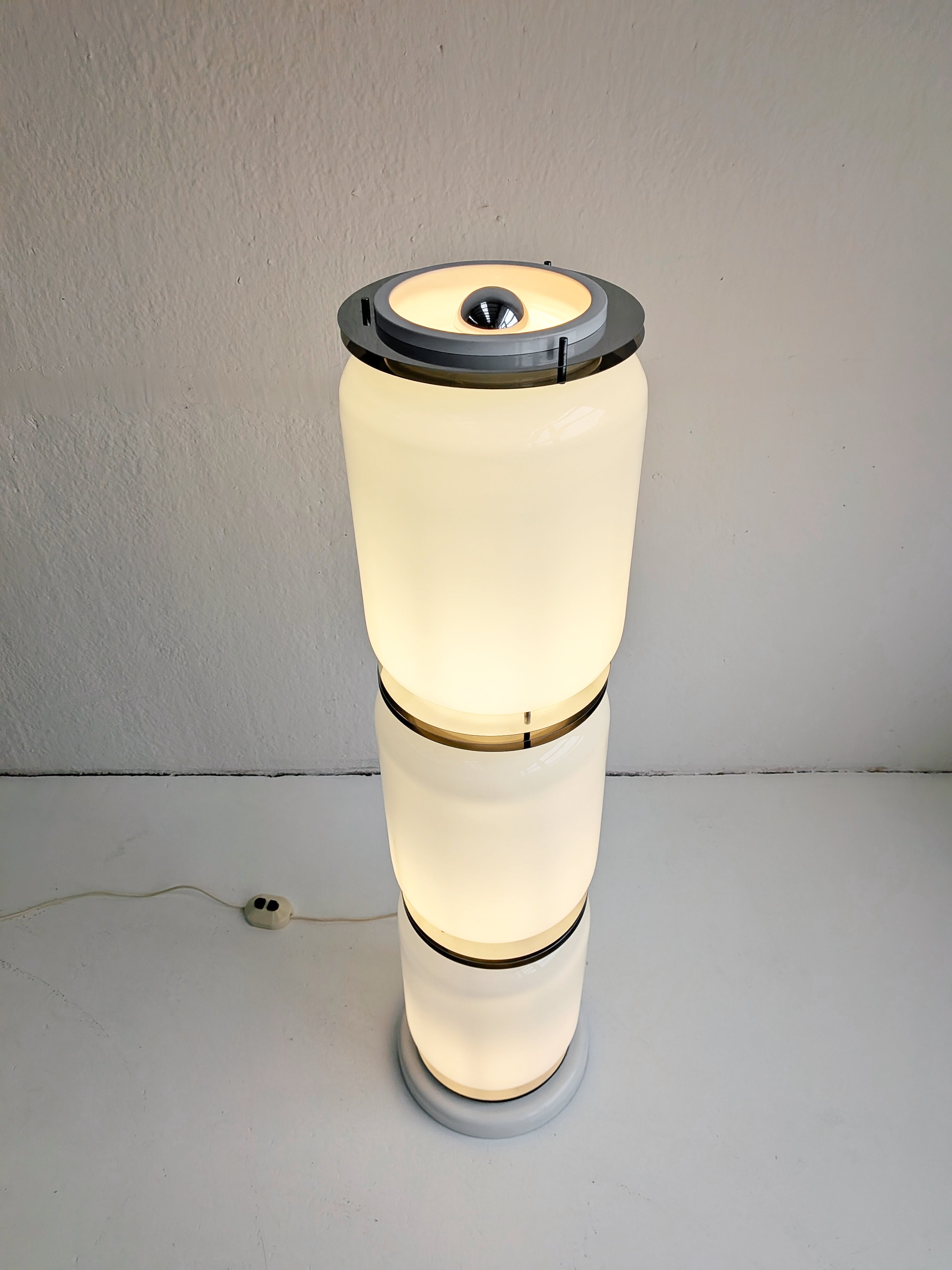 Space_Age_Floor_Lamp_by_Enrico_Tronconi,_1970s,_Italy