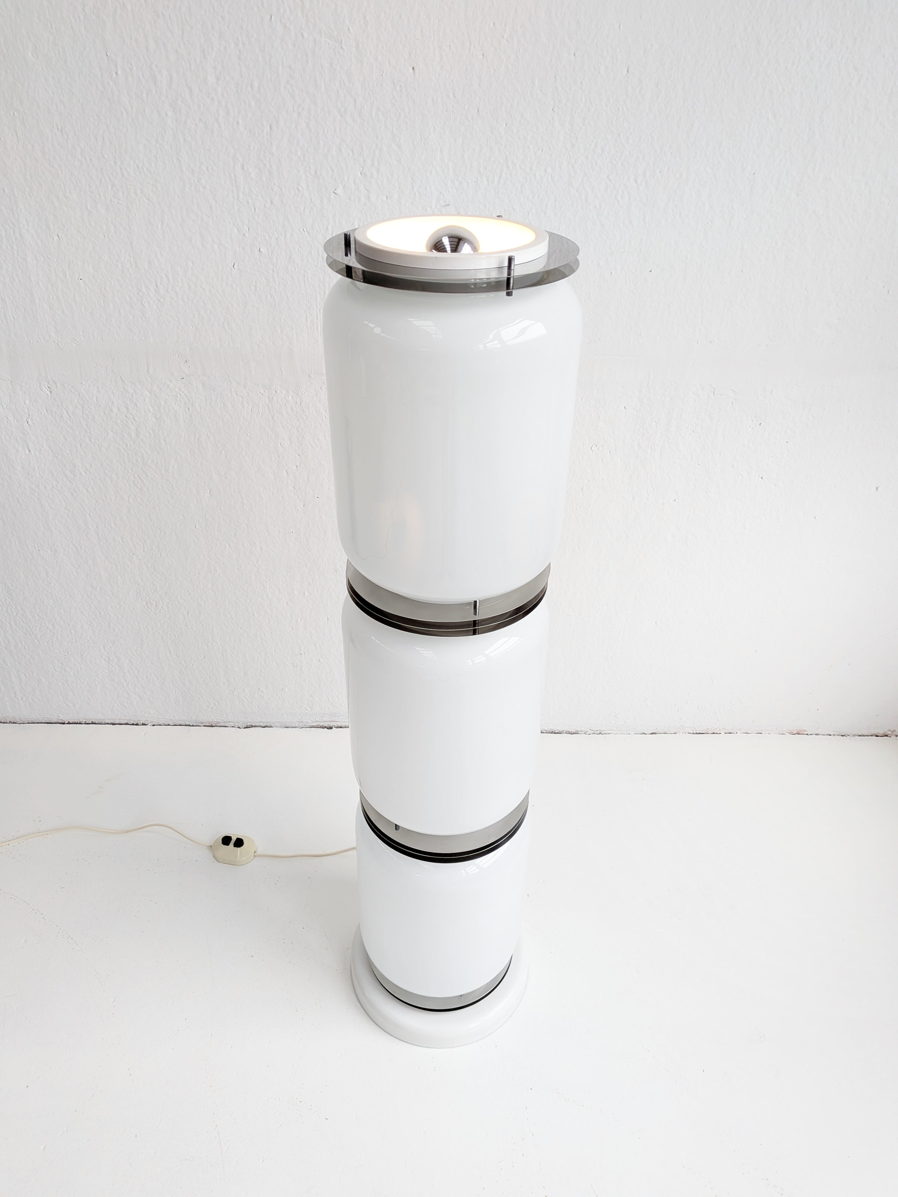 Space_Age_Floor_Lamp_by_Enrico_Tronconi,_1970s,_Italy