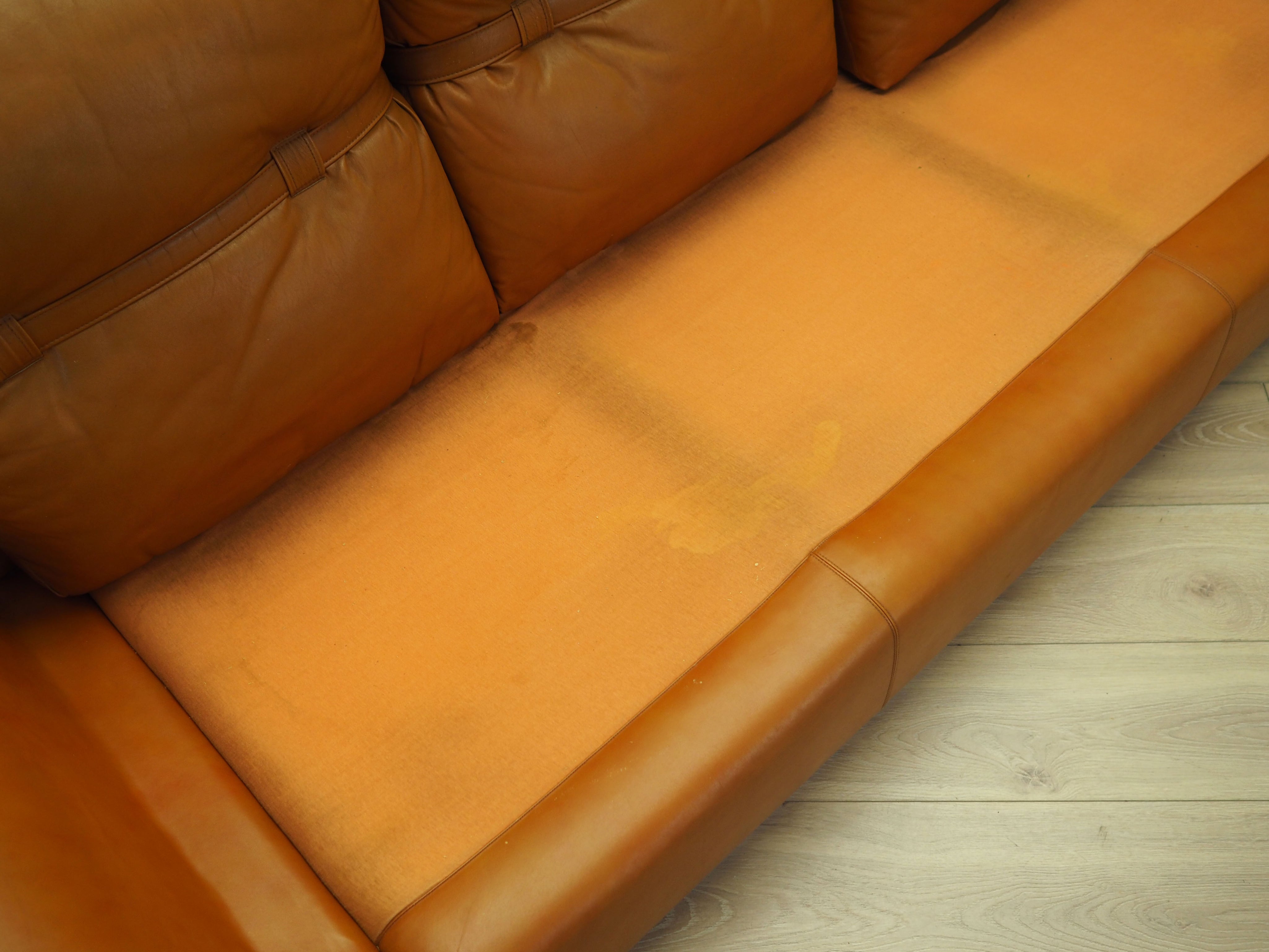 Space_Age_Sofa,_Orange_Leather,_1960s,_Italy