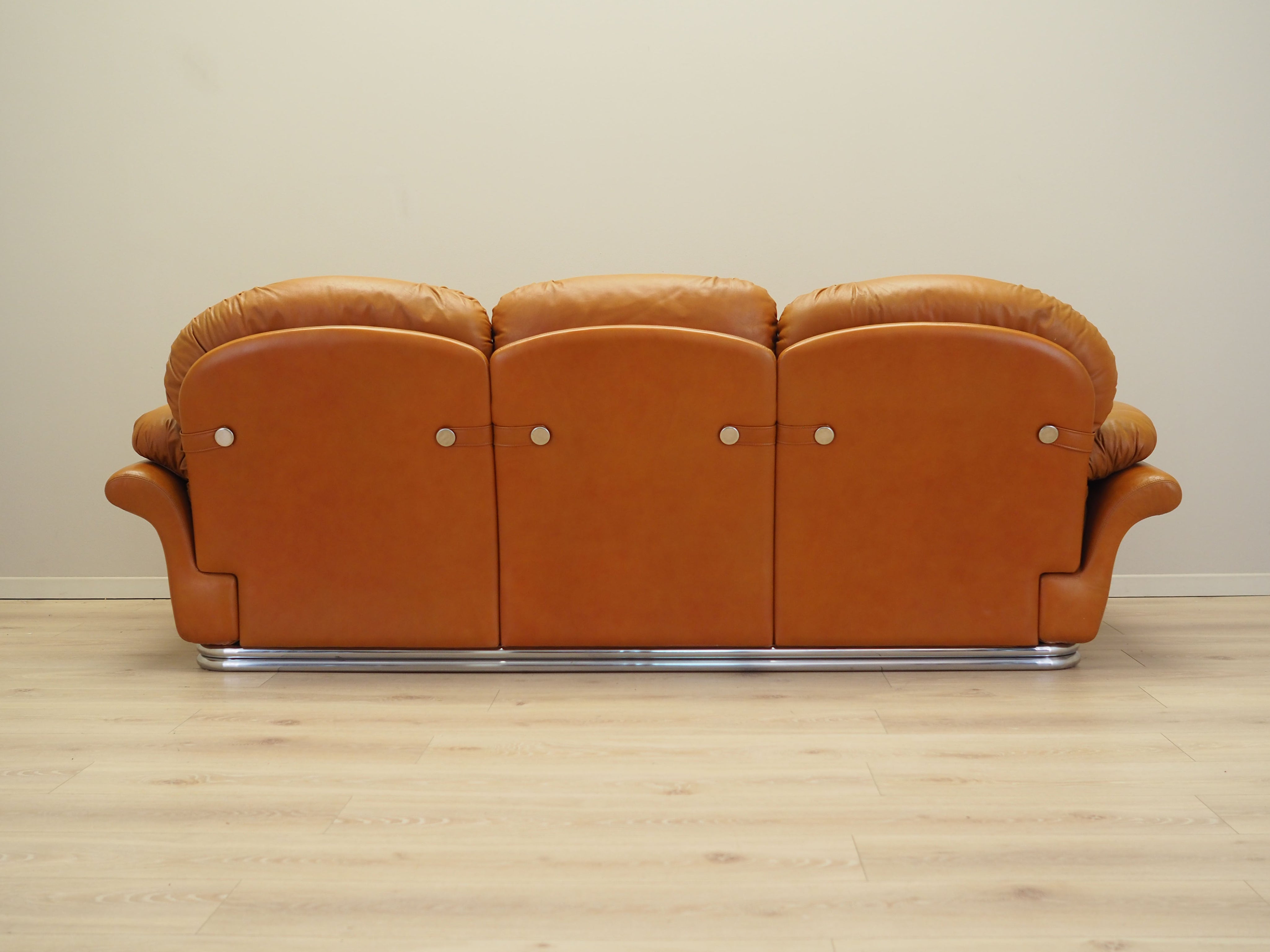 Space_Age_Sofa,_Orange_Leather,_1960s,_Italy