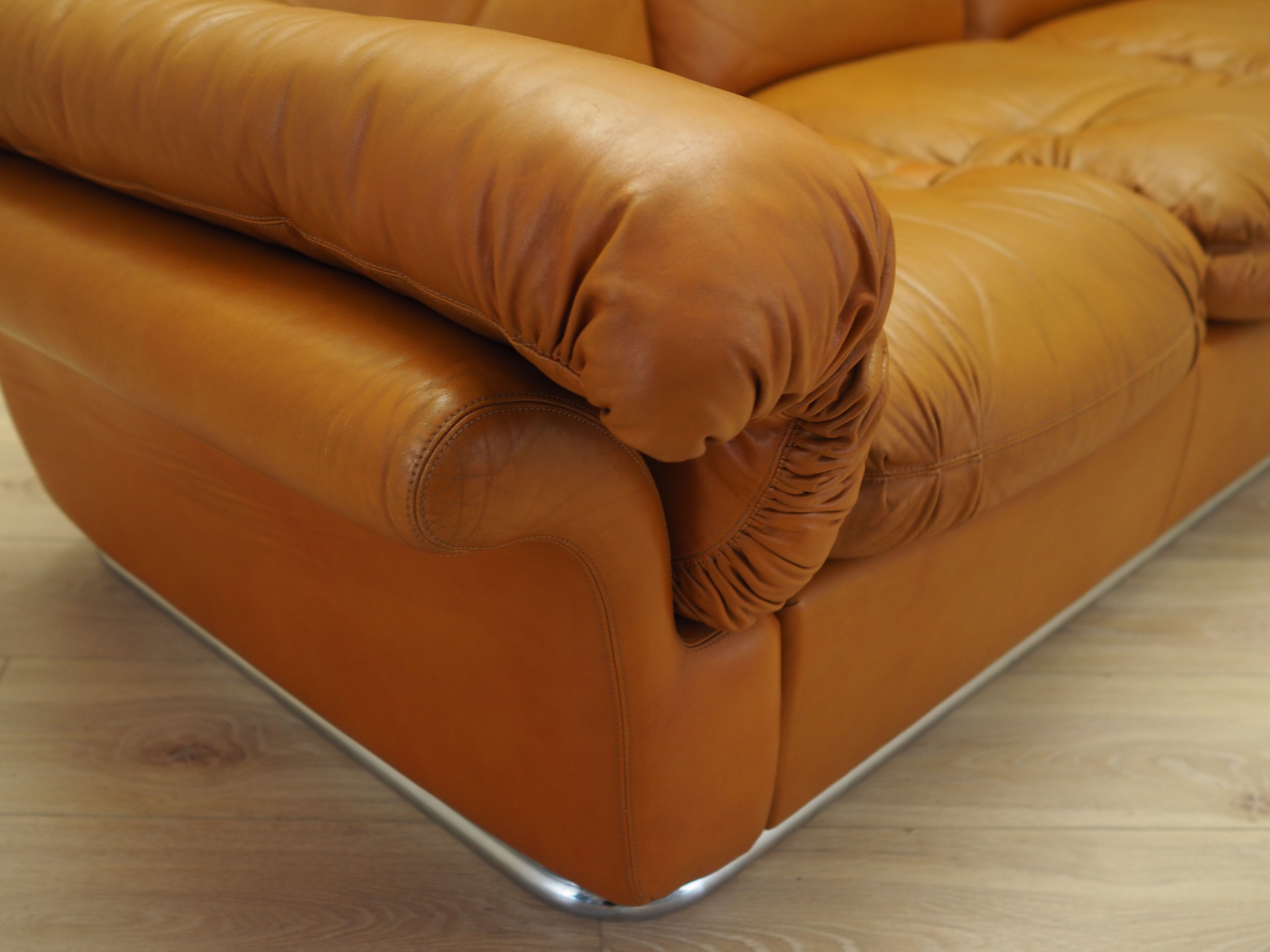 Space_Age_Sofa,_Orange_Leather,_1960s,_Italy