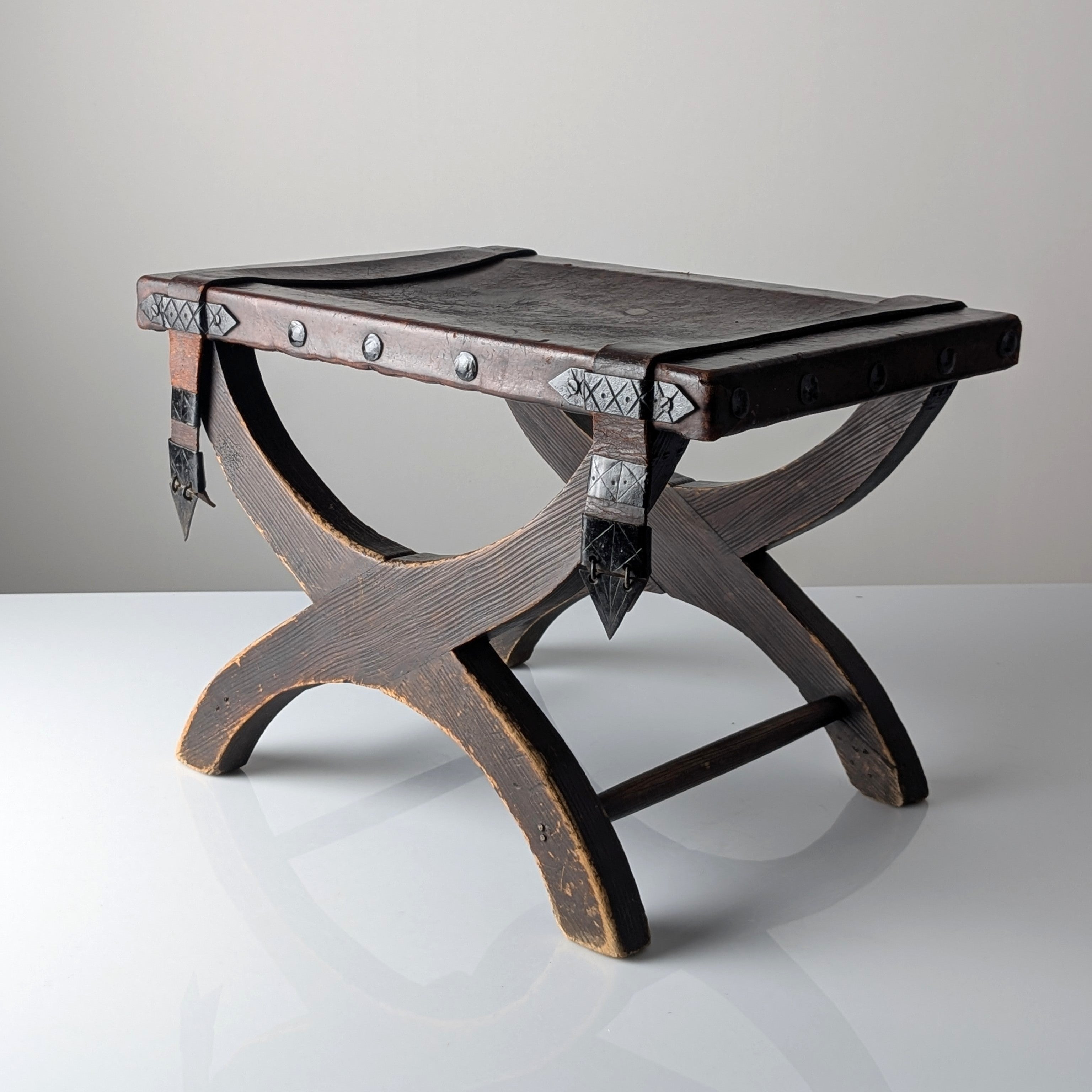 Spanish_Colonial_Revival_Curule_Stool_in_Wood_and_Leather,_Mexico_1940s