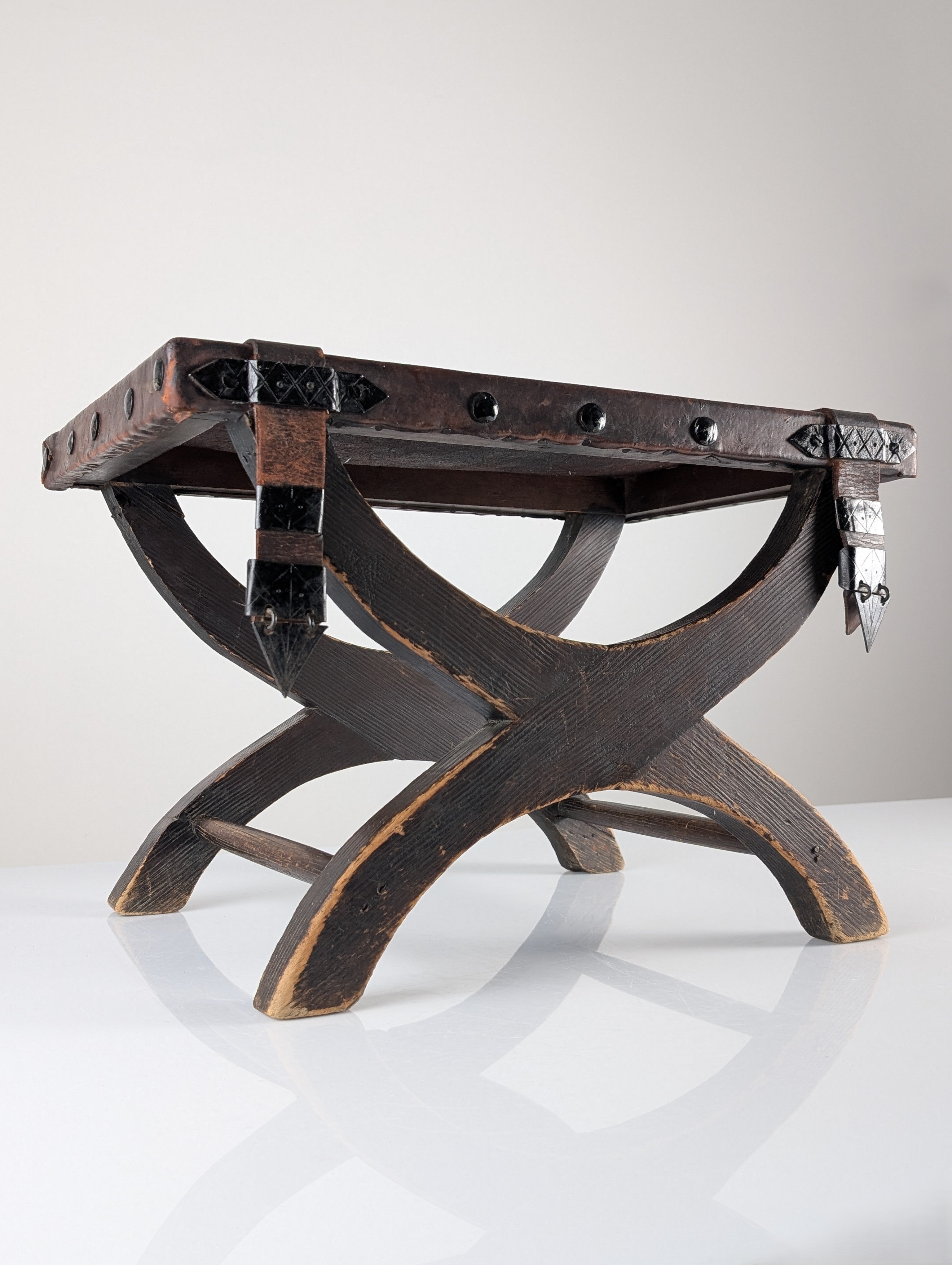 Spanish_Colonial_Revival_Curule_Stool_in_Wood_and_Leather,_Mexico_1940s