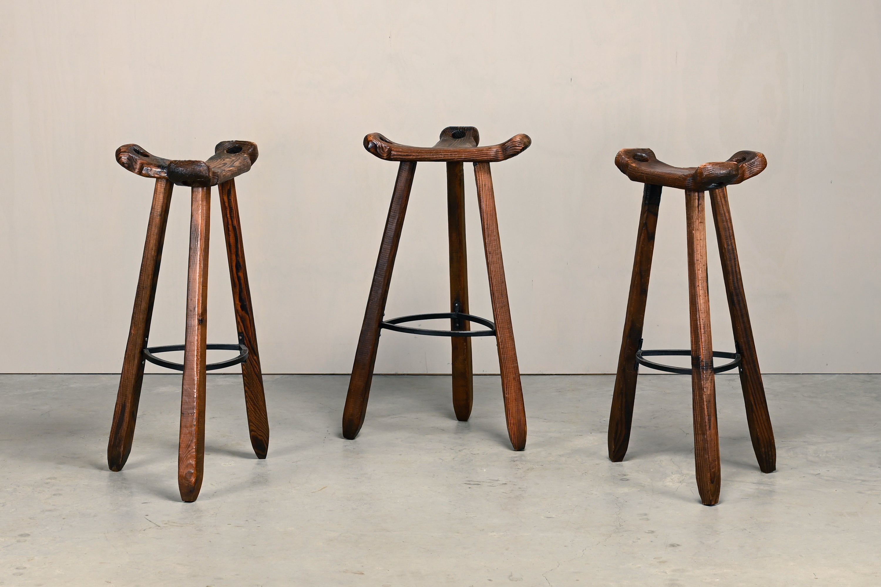 Set_of_Spanish_Brutalist_Folding_Home_Bar_with_3_Bar_Stools,_Carved_Dark_Wood,_1950s,_in_the_Style_of_Sergio_Rodrigues