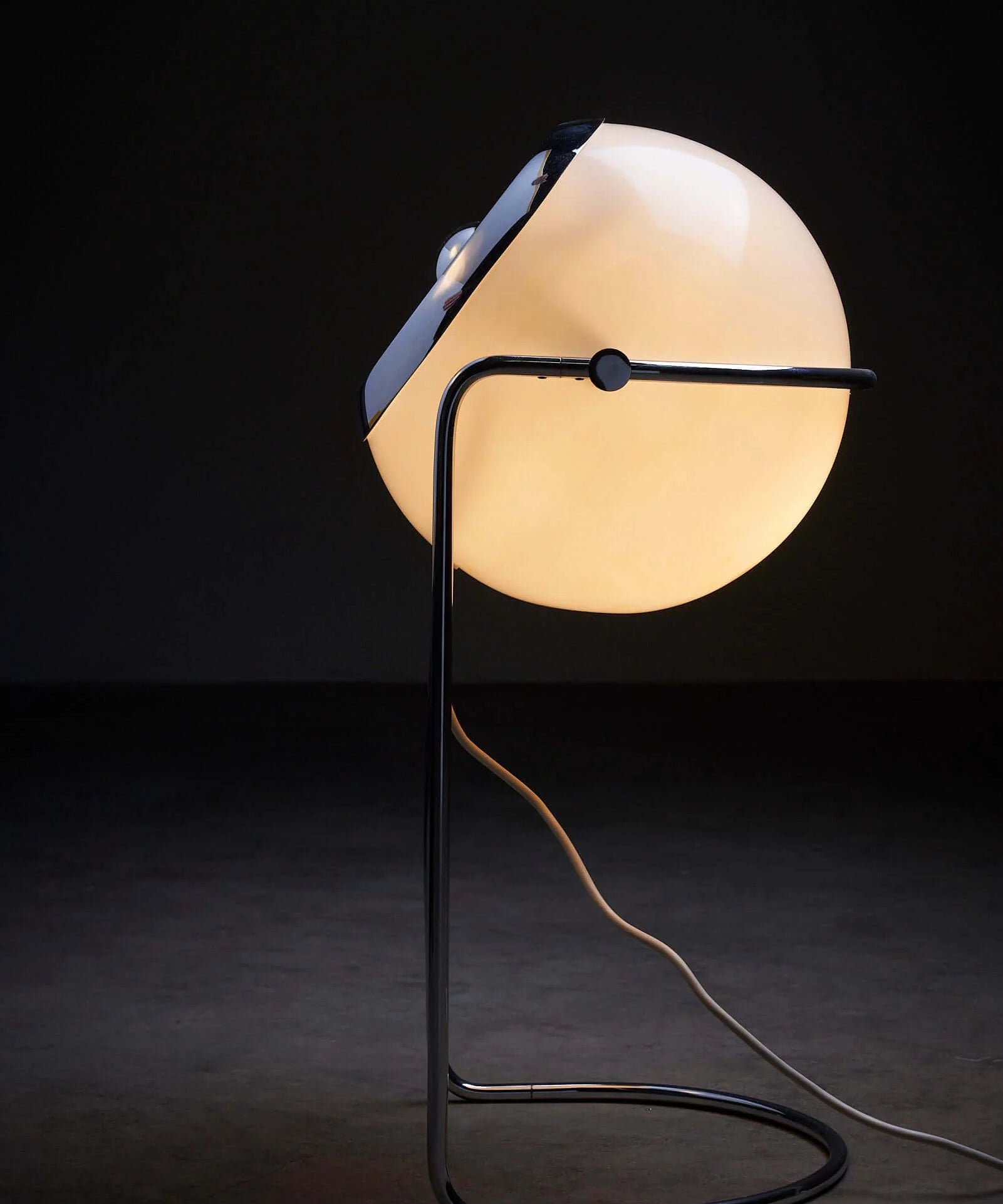 Sphere_Floor_Lamp,_Cosack,_Steel_&_Plexi_Diffuser,_Germany