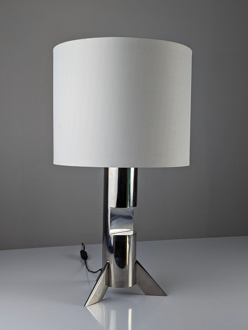 Steel_sculpture_table_lamp