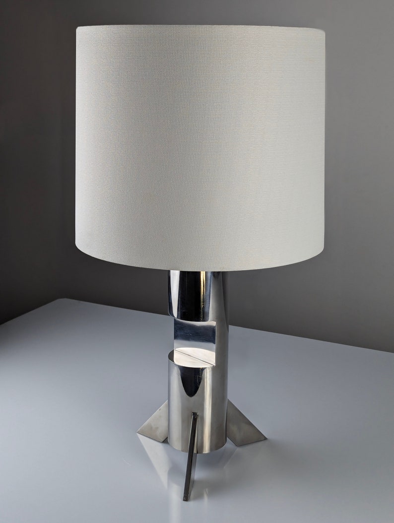 Steel_sculpture_table_lamp