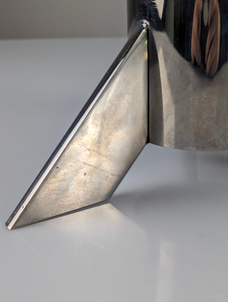 Steel_sculpture_table_lamp