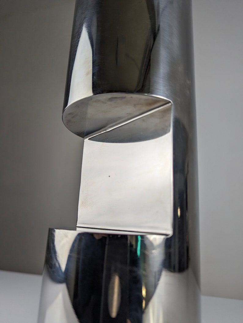 Steel_sculpture_table_lamp