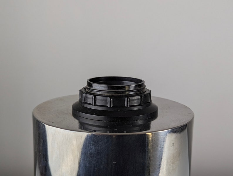 Steel_sculpture_table_lamp