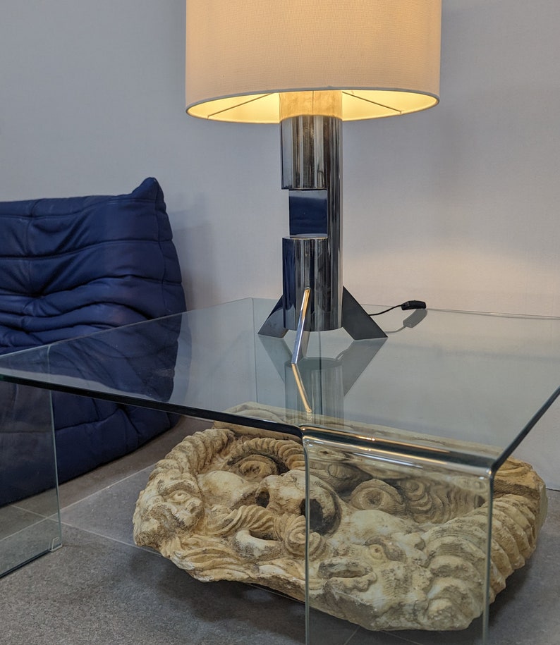 Steel_sculpture_table_lamp