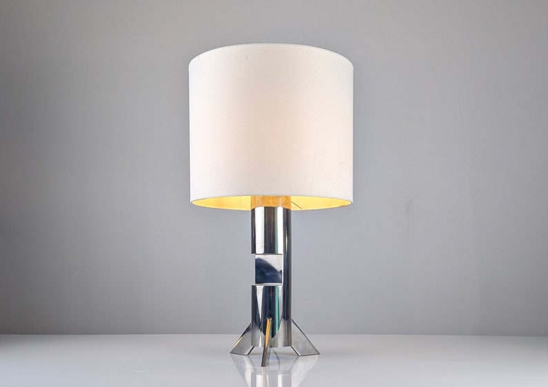 Steel_sculpture_table_lamp