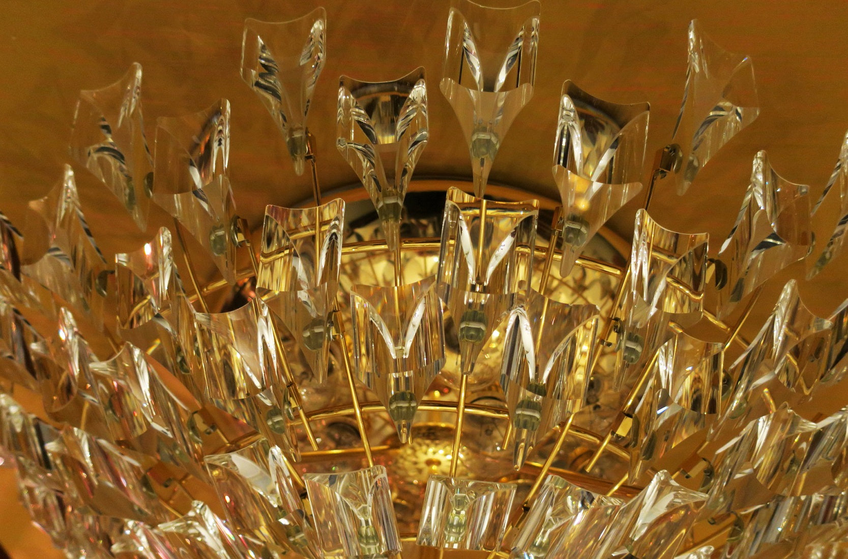 Stilkronen_Crystal_Glass_Chandelier_on_Gilt_Brass_Frame,_Italy_1970s