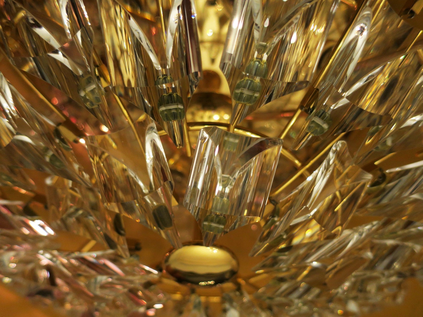 Stilkronen_Crystal_Glass_Chandelier_on_Gilt_Brass_Frame,_Italy_1970s