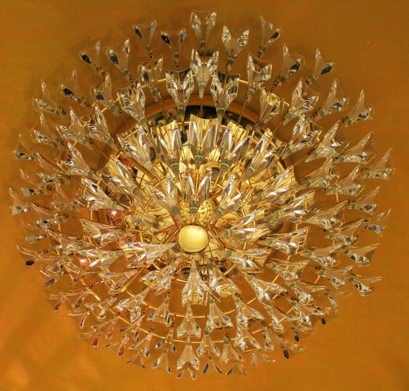 Stilkronen_Crystal_Glass_Chandelier_on_Gilt_Brass_Frame,_Italy_1970s