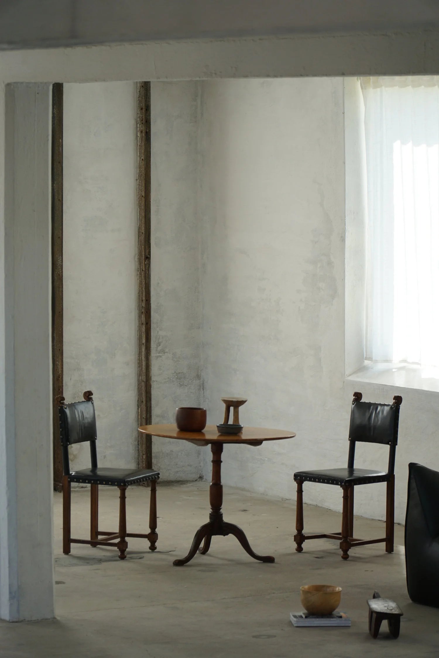 Swedish_Antique_Tilt_Top_Table_in_Burl_Wood,_19th_Century