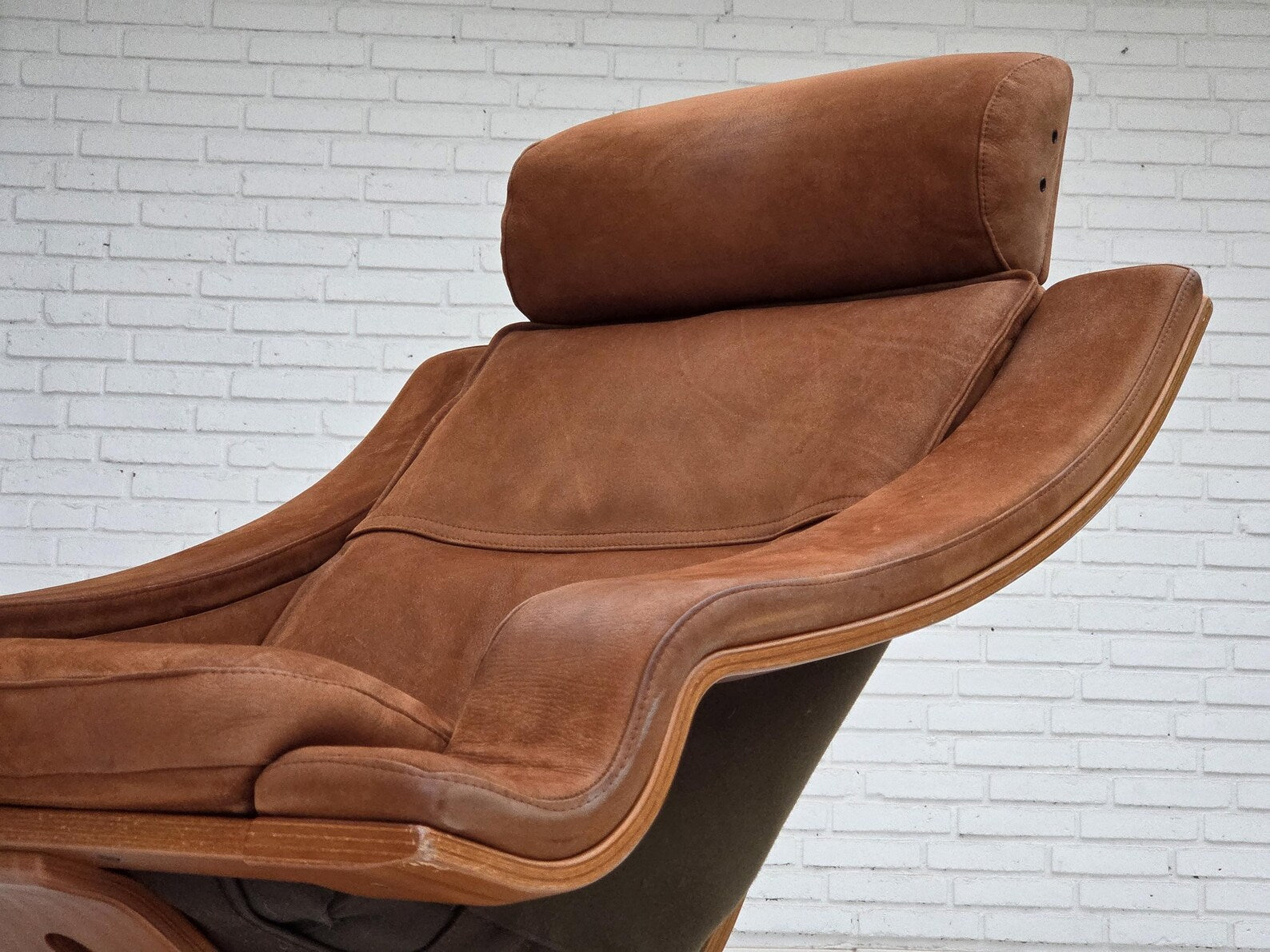 Swivel_Armchair,_Corduroy_Upholstery_&_Wood_Base,_1980s_Sweden