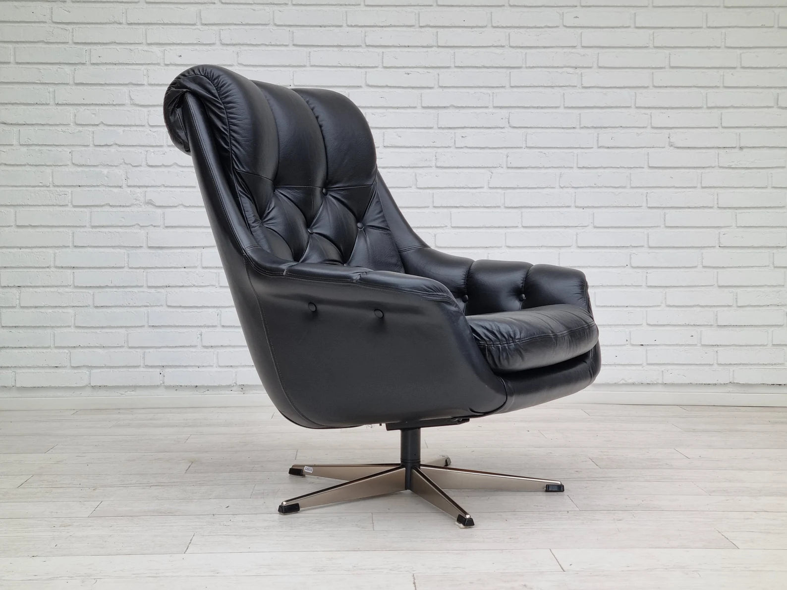 Swivel_Armchair,_Scandinavian_Modern_Upholstery,_1970s_Denmark