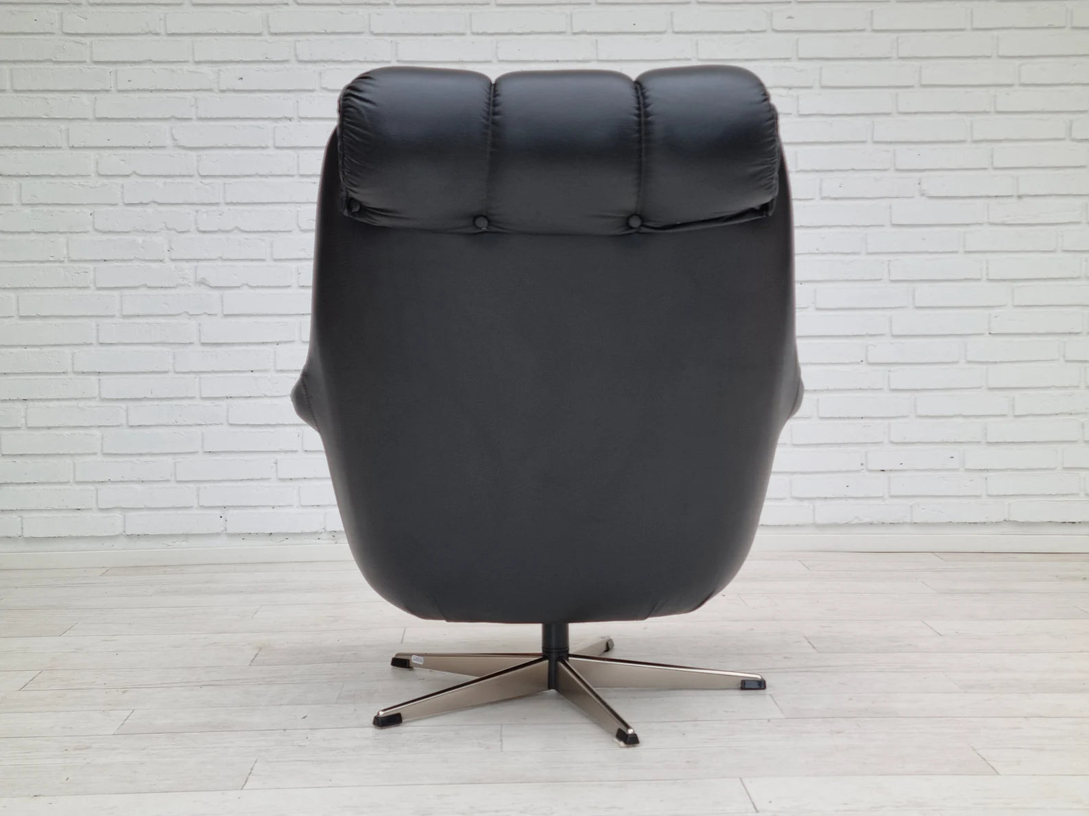 Swivel_Armchair,_Scandinavian_Modern_Upholstery,_1970s_Denmark