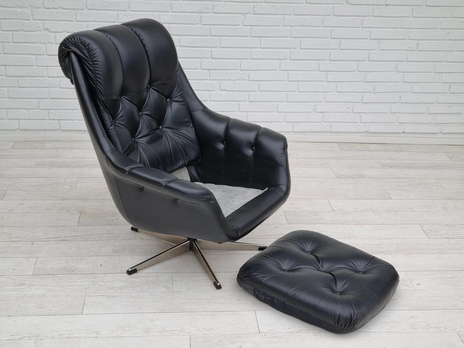 Swivel_Armchair,_Scandinavian_Modern_Upholstery,_1970s_Denmark