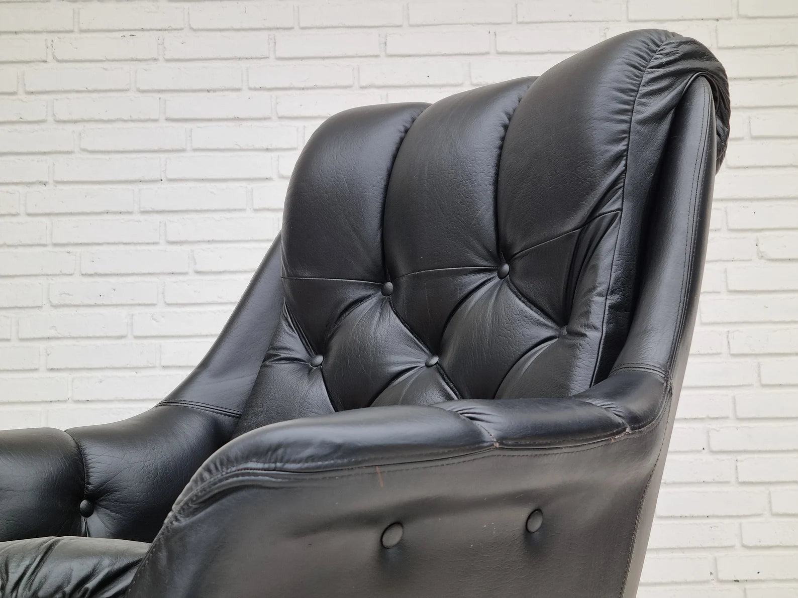 Swivel_Armchair,_Scandinavian_Modern_Upholstery,_1970s_Denmark