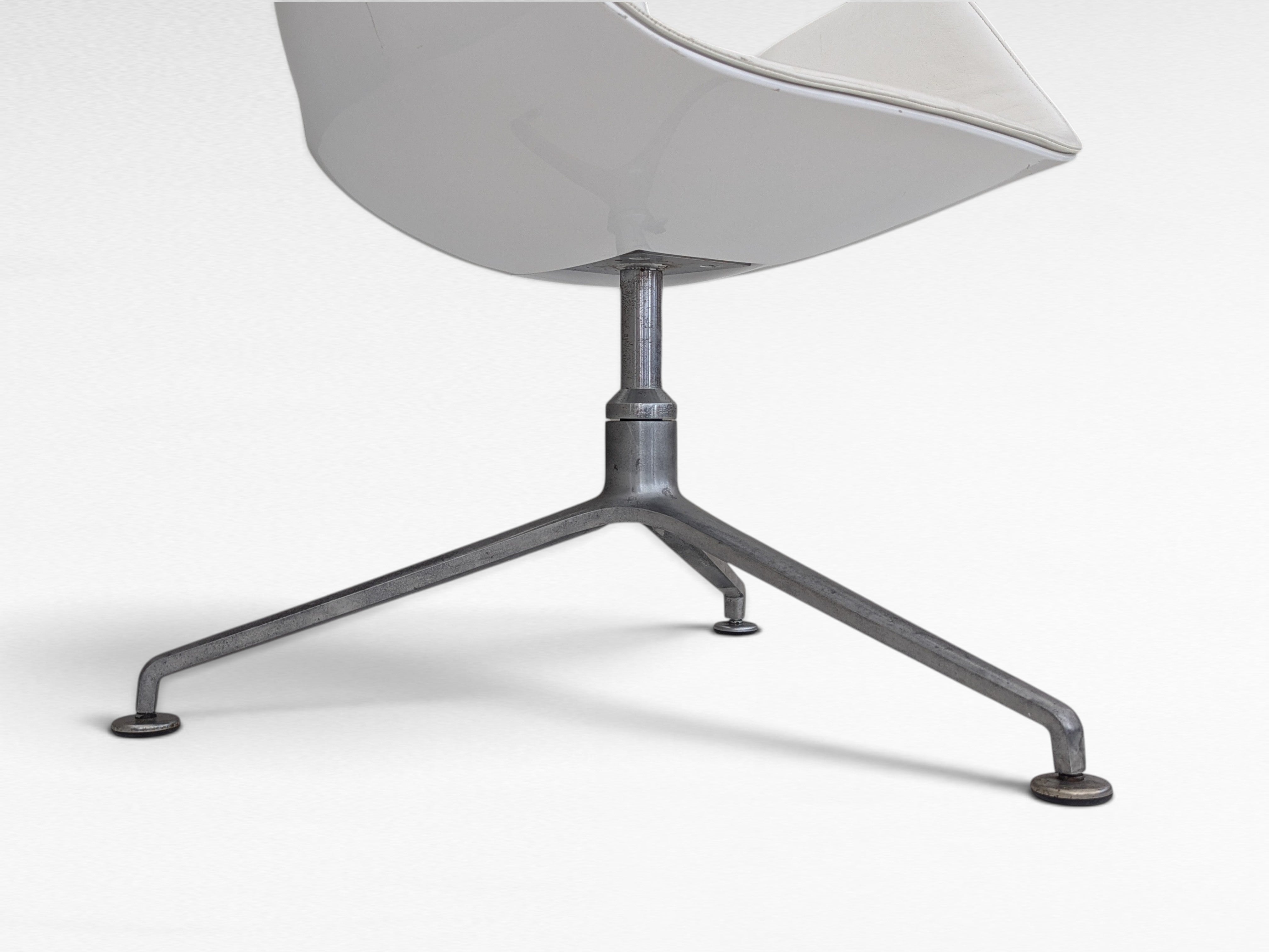 Swivel_Tulip_chair_FK6725_by_Preben_Fabricius_&_Jørgen_Kastholm,_1960s