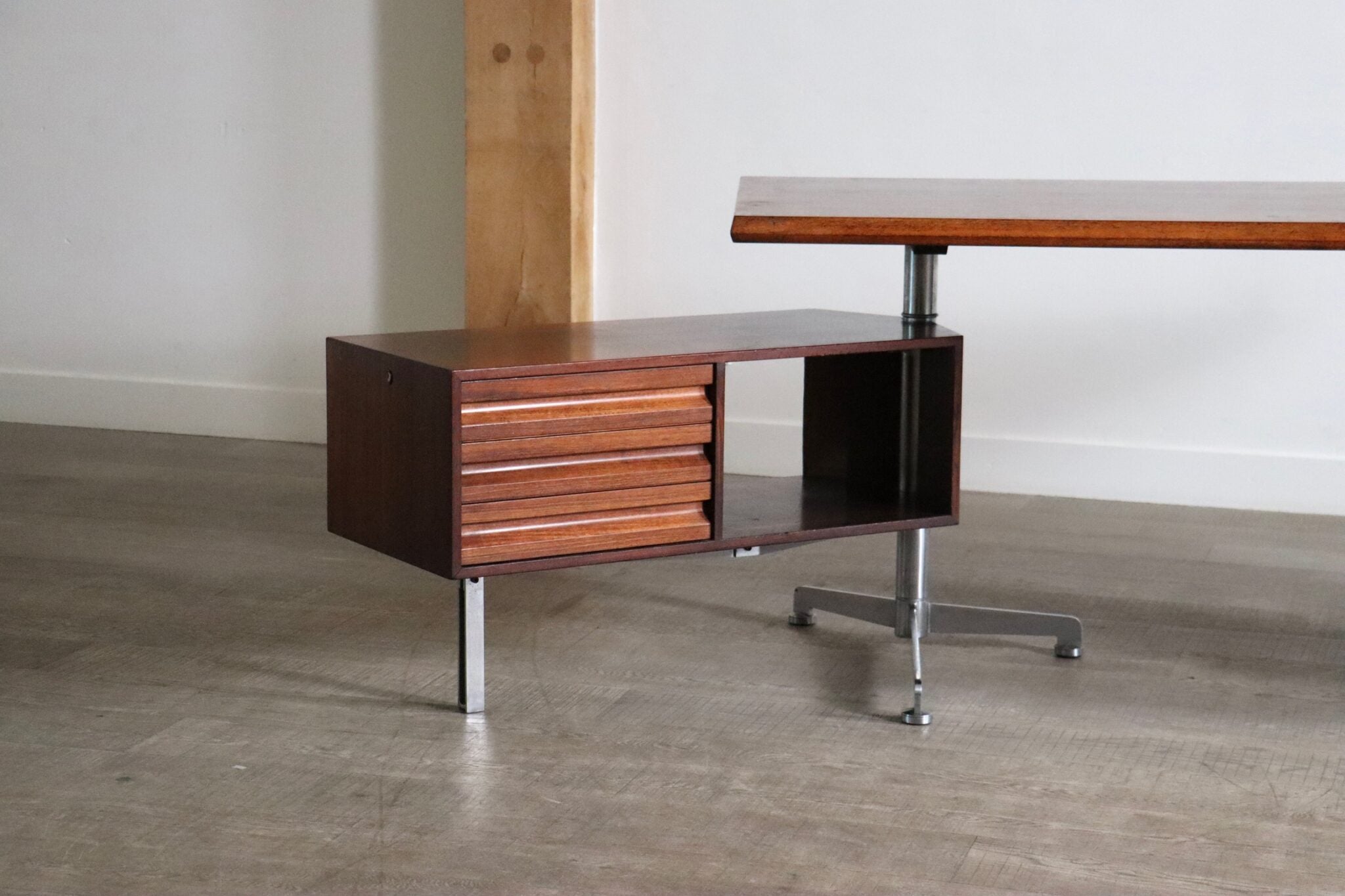T95_Desk_by_Osvaldo_Borsani_for_Tecno,_Mid_Century_Modern,_Italy_1956