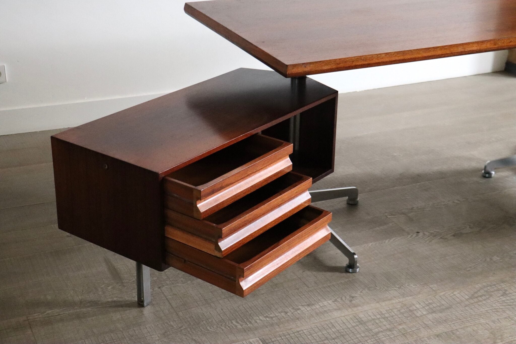 T95_Desk_by_Osvaldo_Borsani_for_Tecno,_Mid_Century_Modern,_Italy_1956