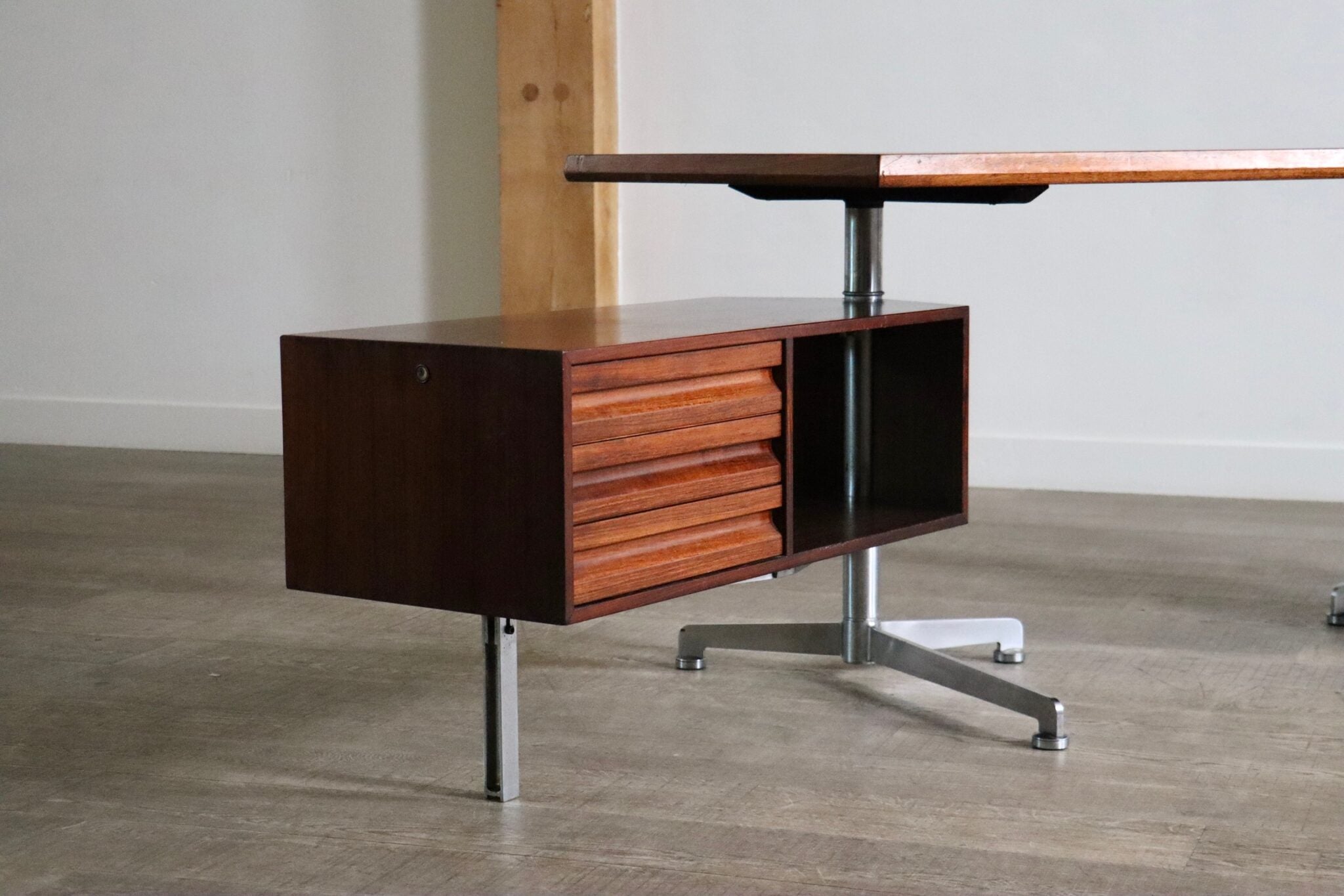 T95_Desk_by_Osvaldo_Borsani_for_Tecno,_Mid_Century_Modern,_Italy_1956