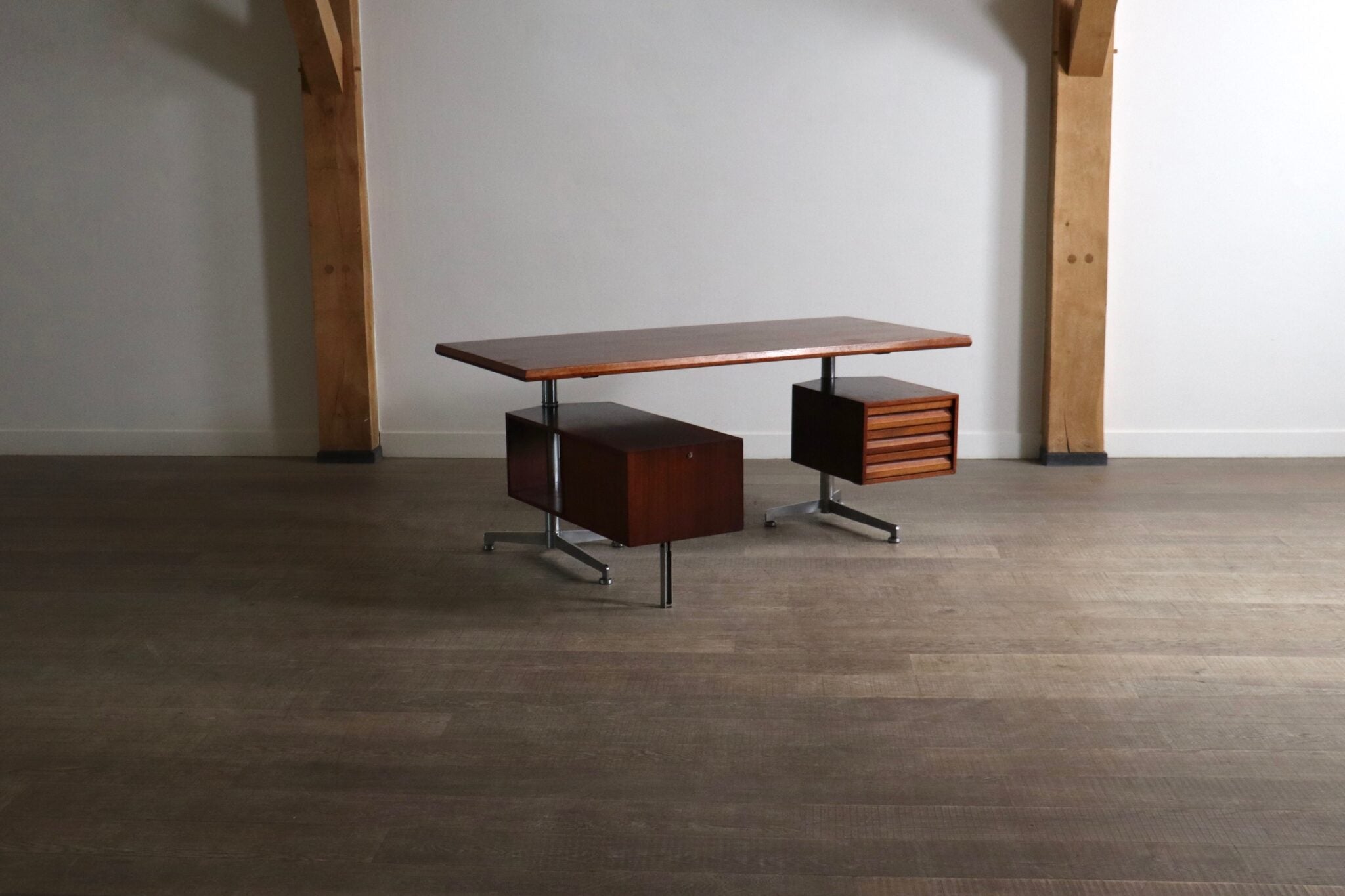 T95_Desk_by_Osvaldo_Borsani_for_Tecno,_Mid_Century_Modern,_Italy_1956
