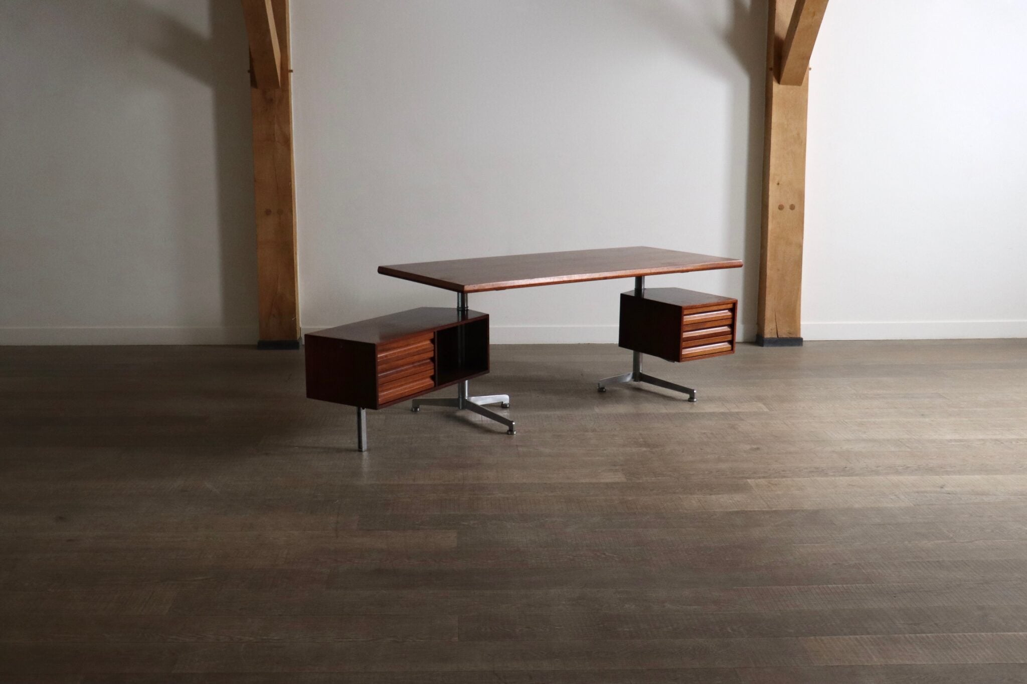 T95_Desk_by_Osvaldo_Borsani_for_Tecno,_Mid_Century_Modern,_Italy_1956