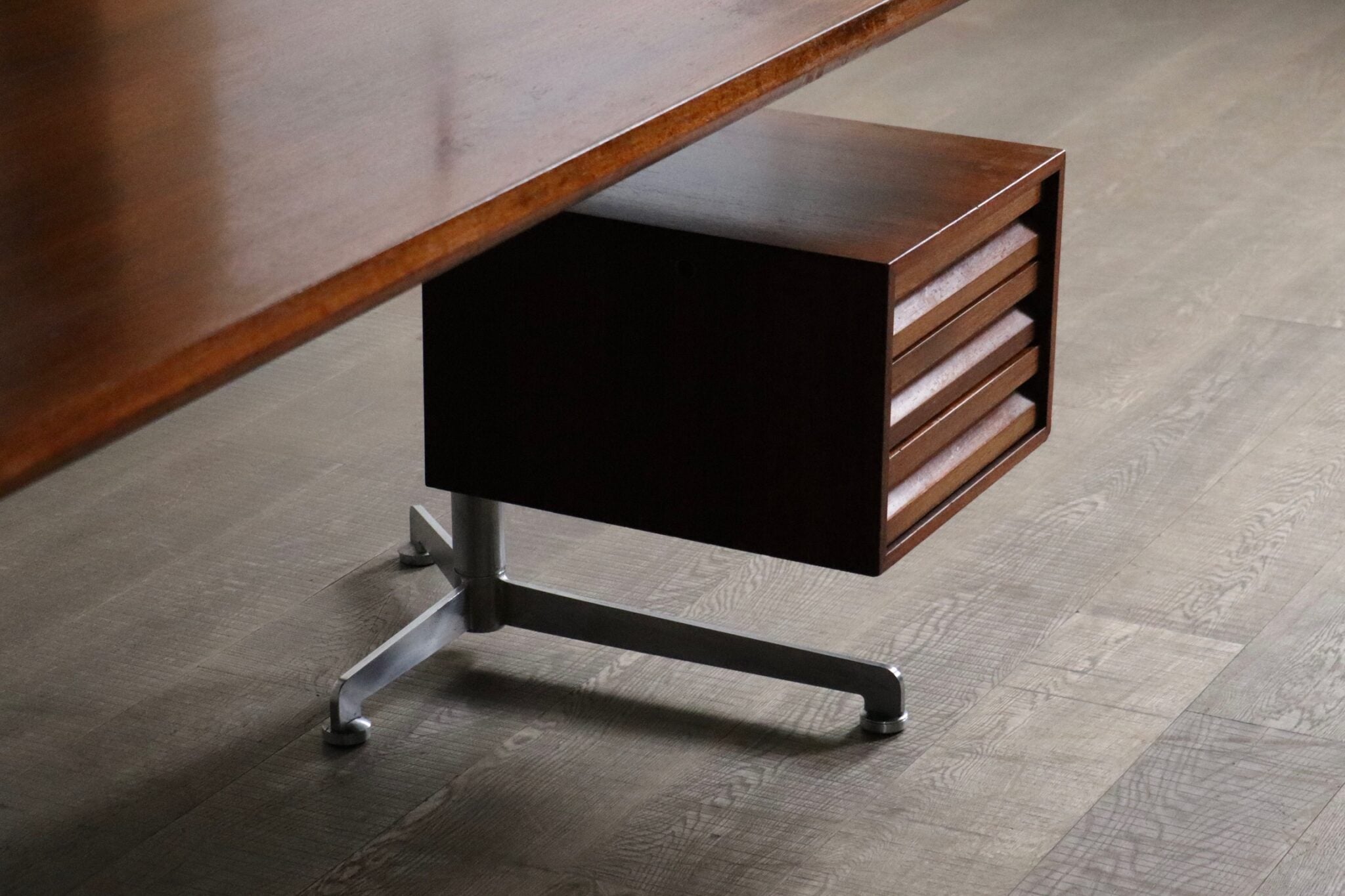 T95_Desk_by_Osvaldo_Borsani_for_Tecno,_Mid_Century_Modern,_Italy_1956