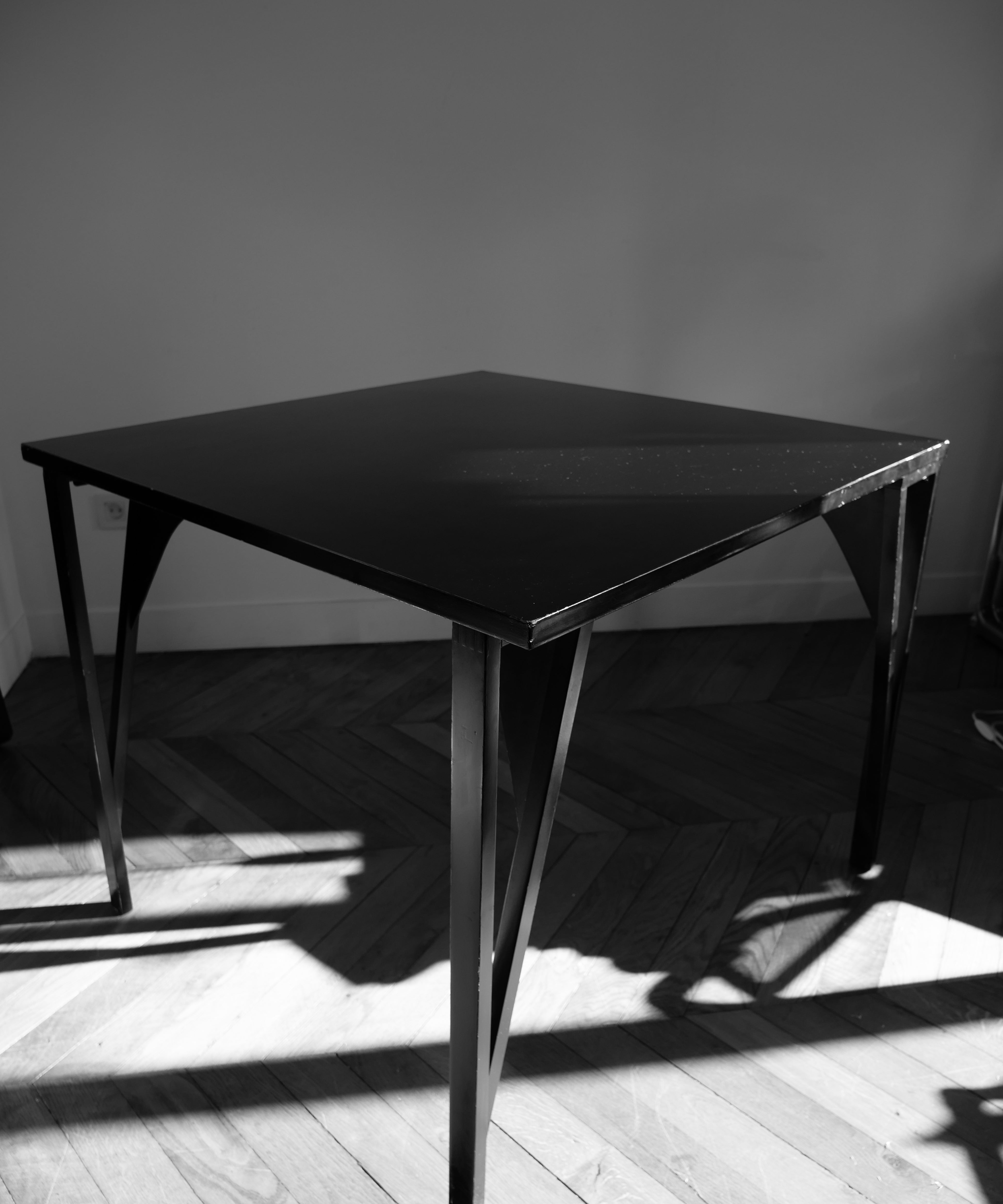 Table_and_4_chairs_set_by_Achille_&_Pier_Giacomo_Castiglioni,_1965.