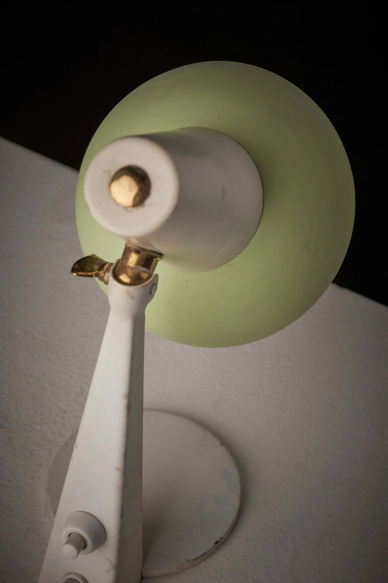 Table_Lamp,_Green_Metal_Shade,_Brass_Details,_1960s,_Europe