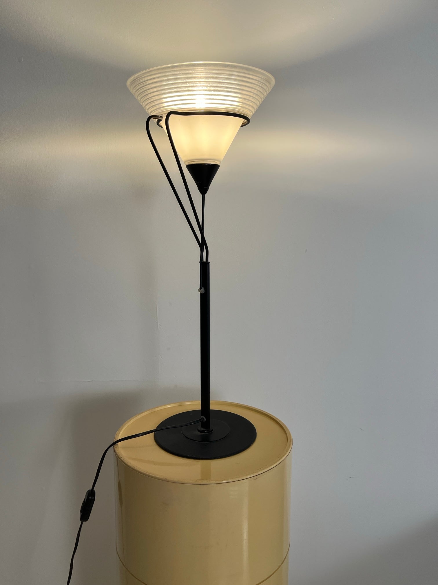 Table_lamp,_vintage_retro_style