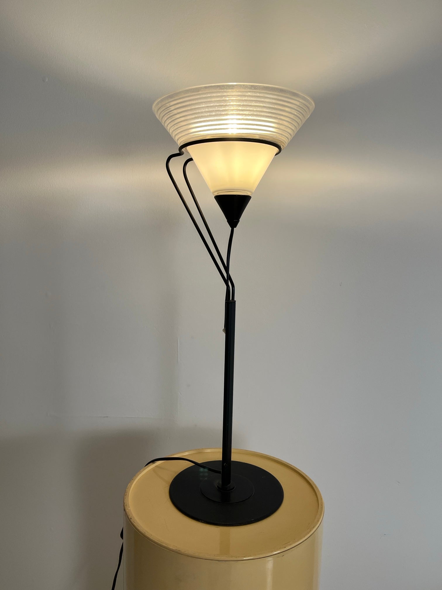 Table_lamp,_vintage_retro_style