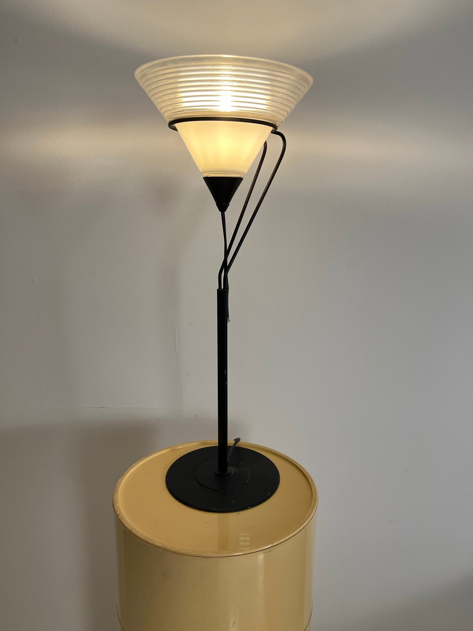 Table_lamp,_vintage_retro_style