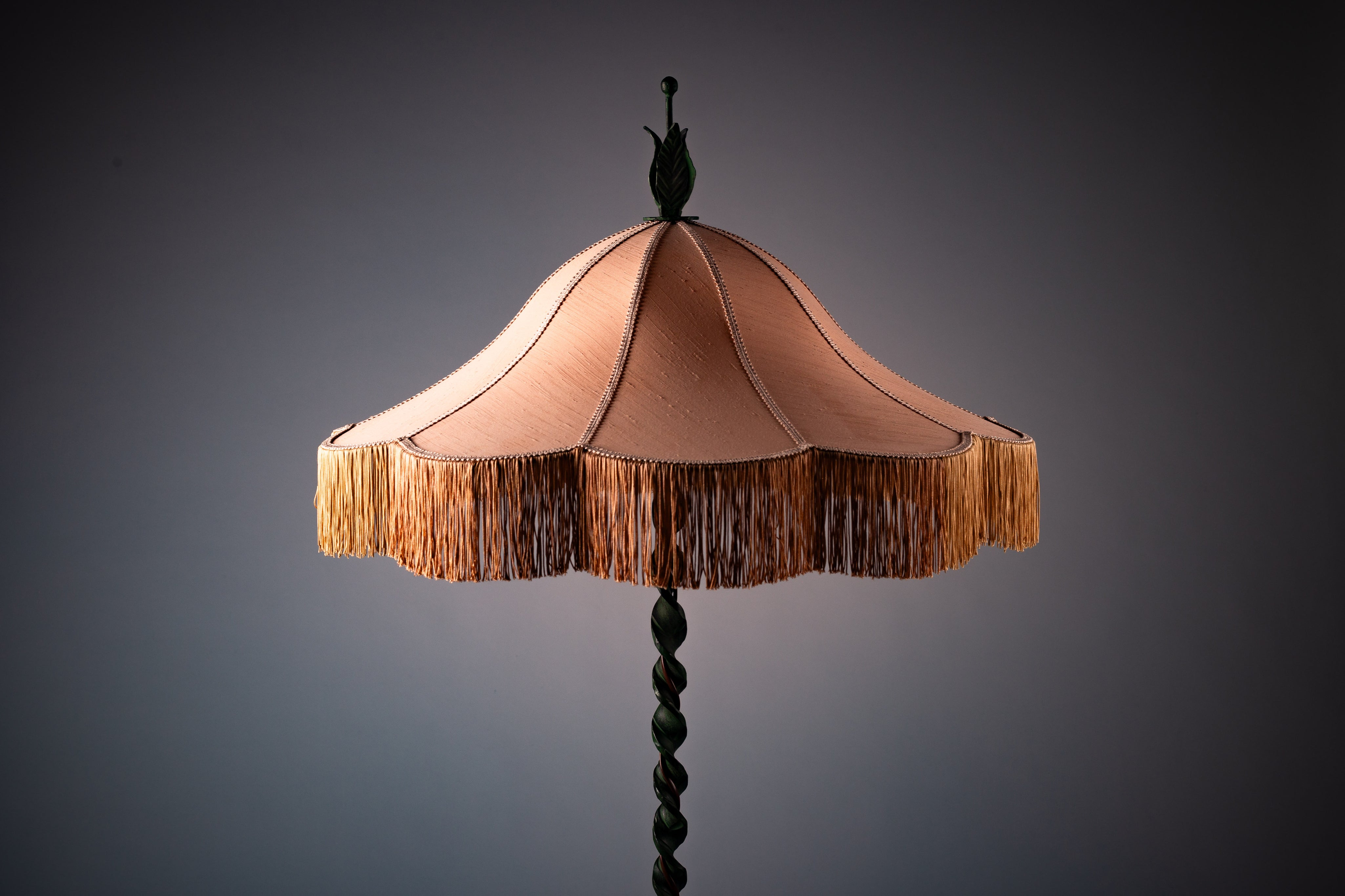 Taidetakomo_Hakkarainen,_Finnish_1930s_floor_lamp