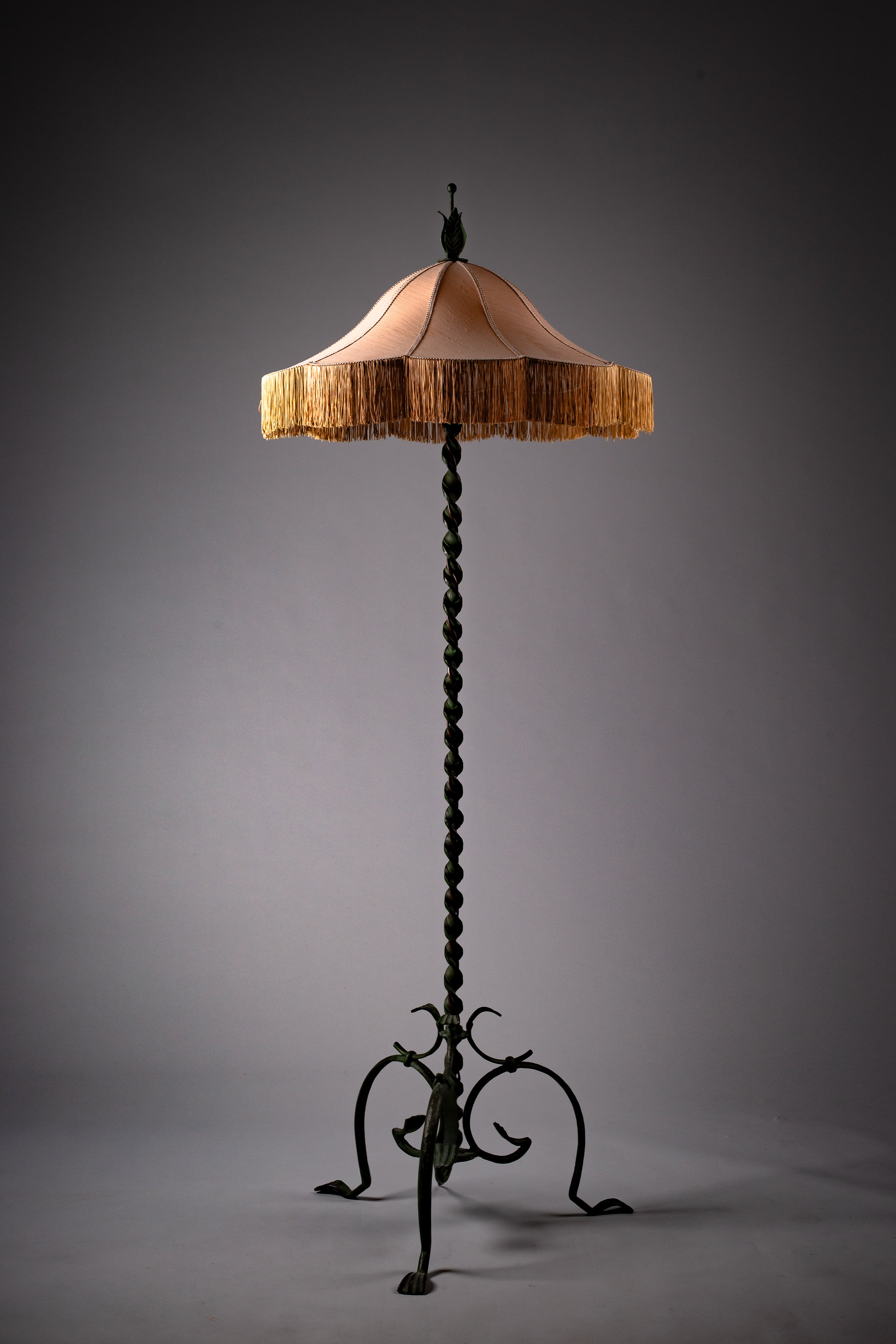 Taidetakomo_Hakkarainen,_Finnish_1930s_floor_lamp